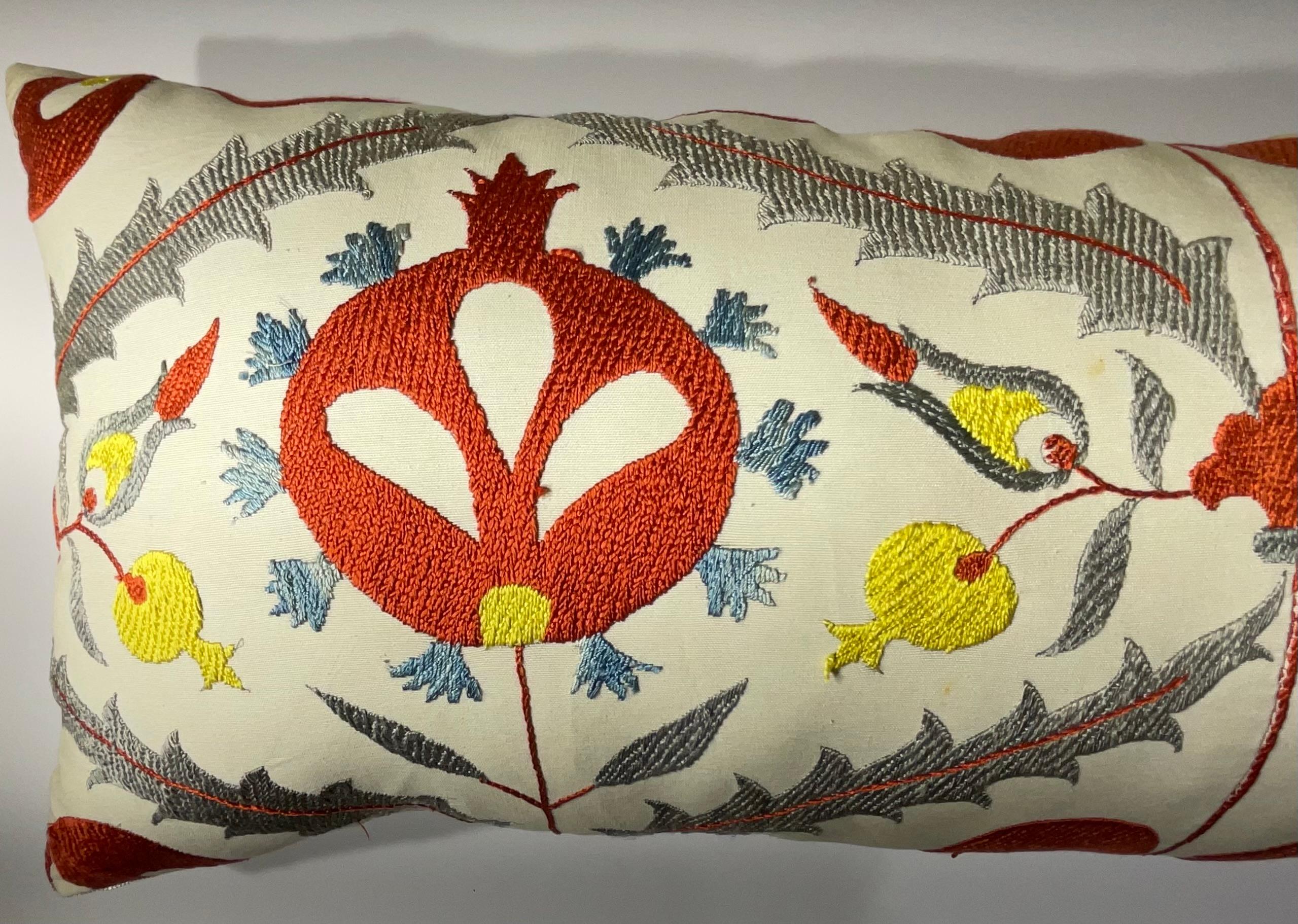 Vintage Uzbek Suzani Hand-Embroidered Pomegranate Pillow Algodón en venta