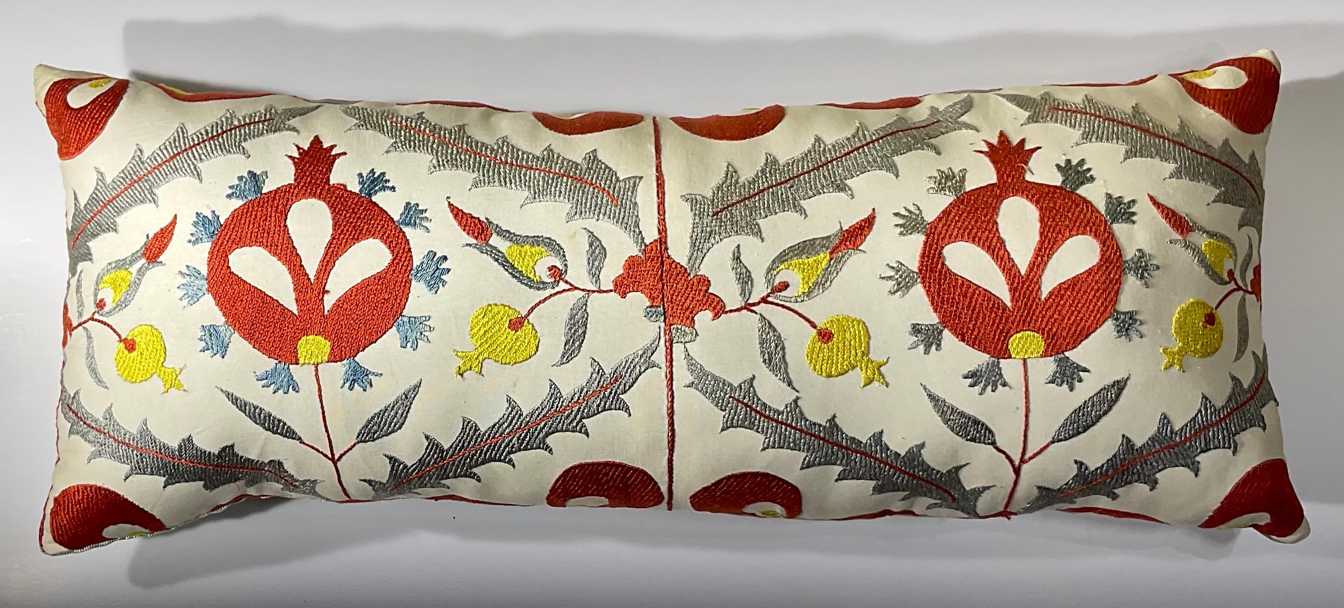 Vintage Uzbek Suzani Hand-Embroidered Pomegranate Pillow en venta 1