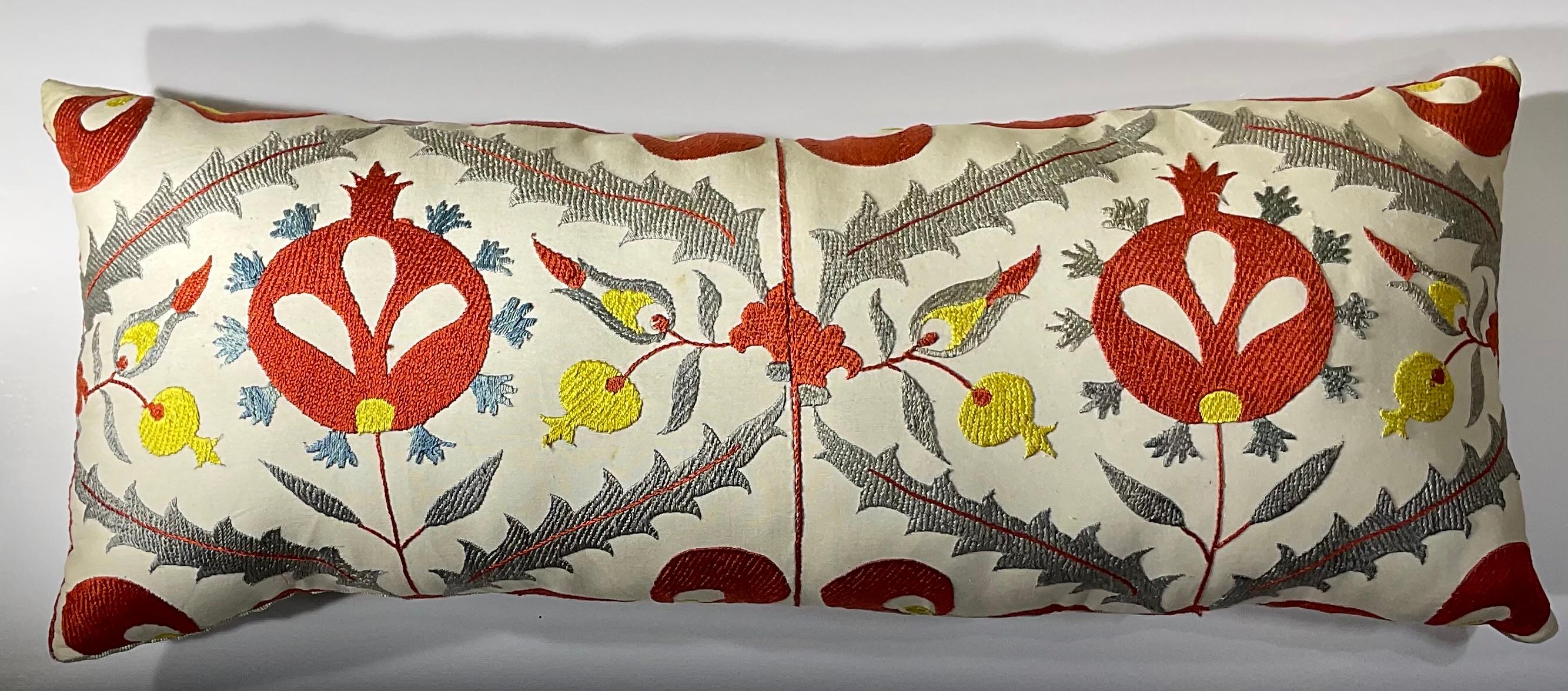 Vintage Uzbek Suzani Hand-Embroidered Pomegranate Pillow en venta 2