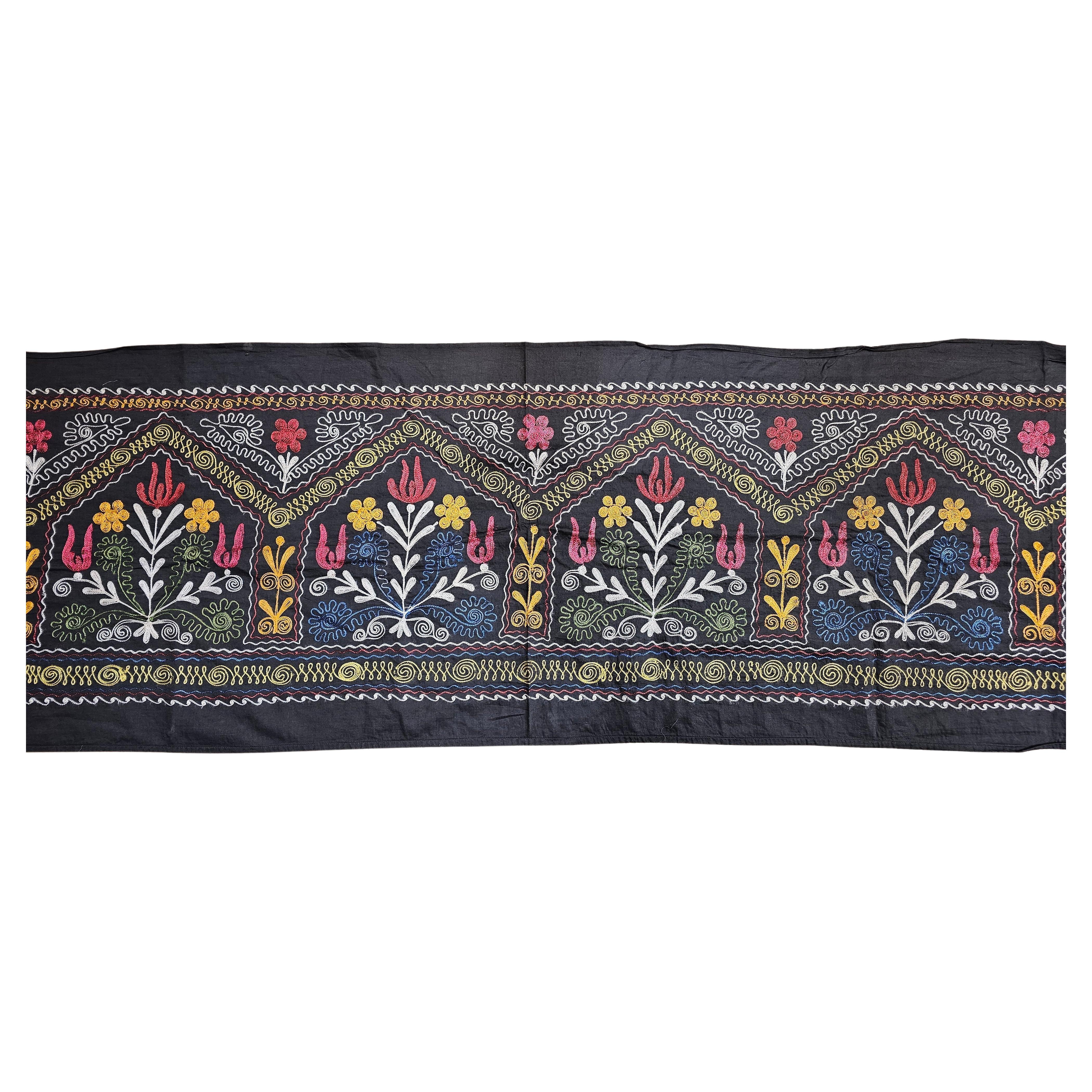 Élevez votre intérieur avec cette broderie de soie Suzani ouzbèke vintage, un chef-d'œuvre textile remarquable d'Asie centrale qui capture l'essence de l'artisanat ouzbek traditionnel. Cousue à la main en Ouzbékistan, cette pièce vintage présente