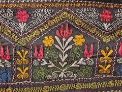 Ricamo vintage in seta uzbeka Suzani in nero, blu, verde, avorio, giallo, rosso