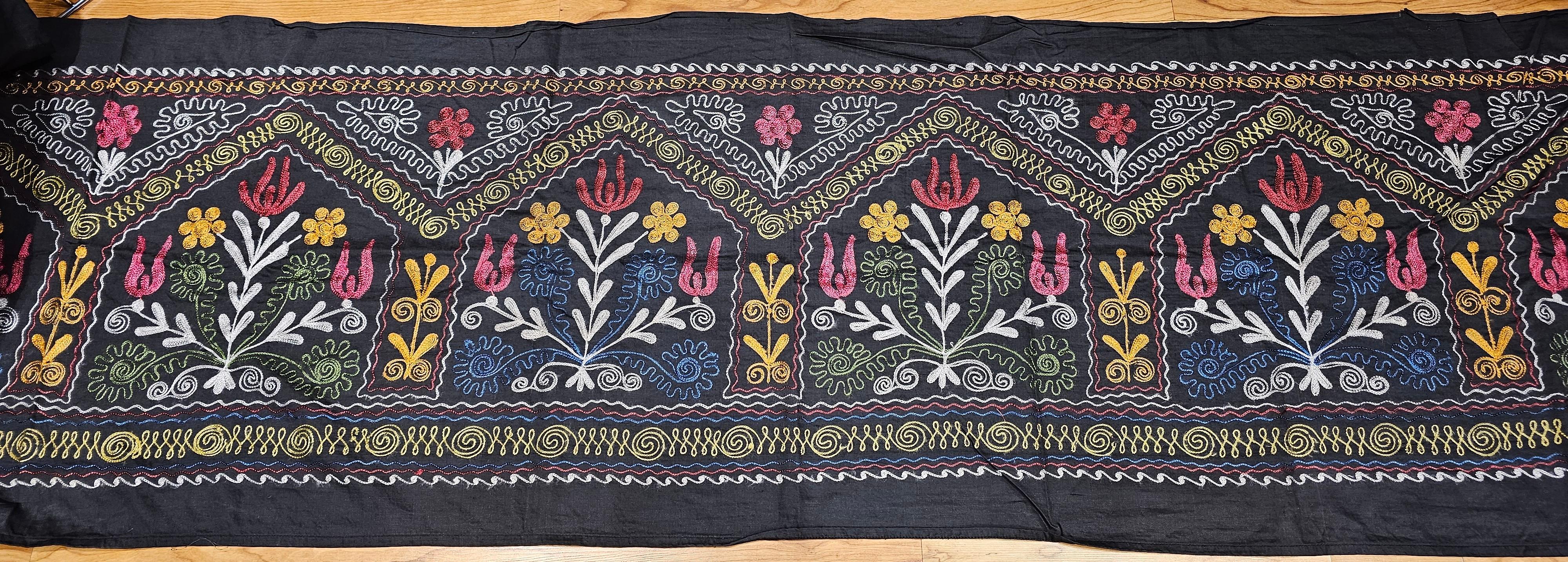 Usbekische Suzani-Seidenstickerei in Schwarz, Blau, Grün, Elfenbein, Gelb und Rot (20. Jahrhundert) im Angebot