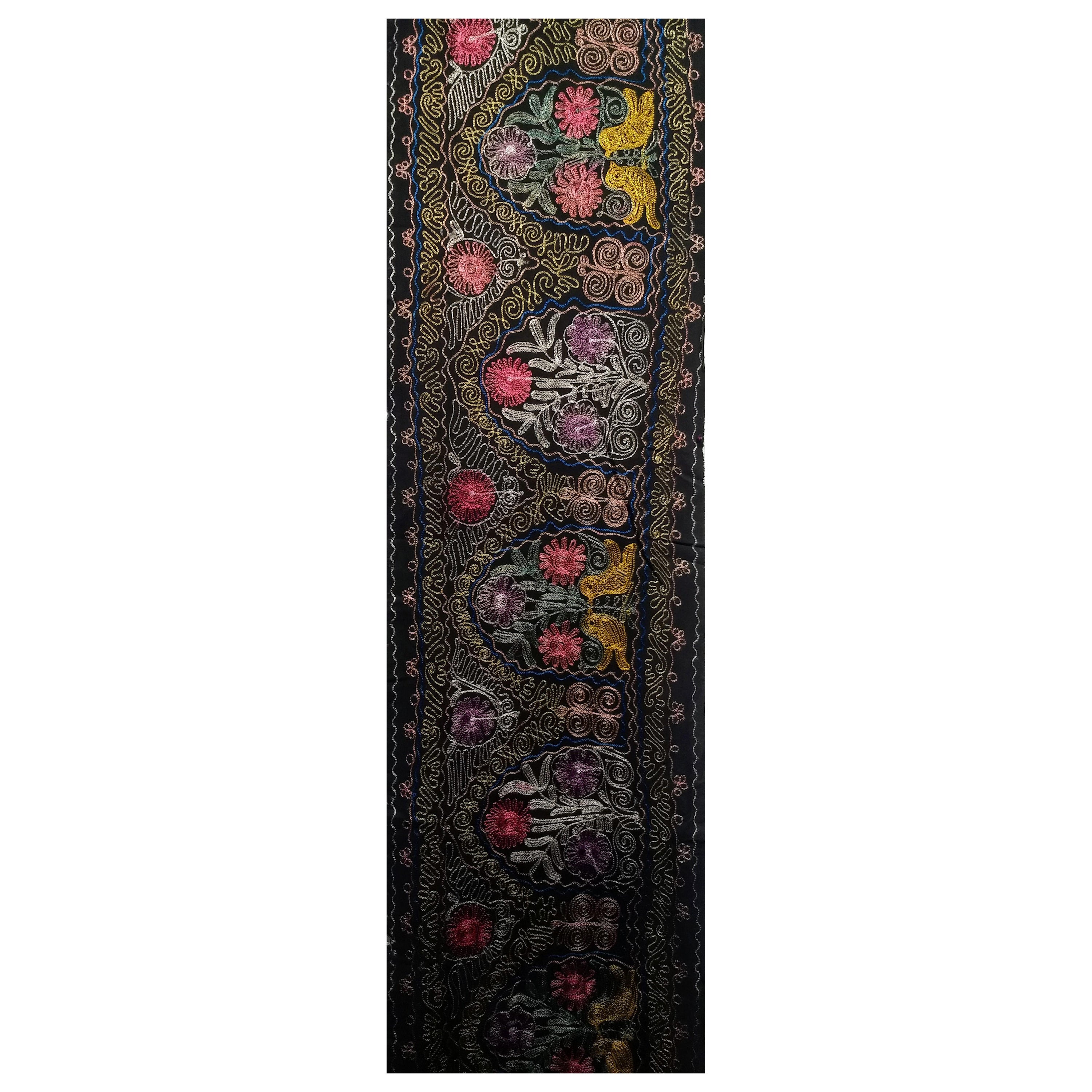 Ajoutez une touche saisissante de patrimoine et de beauté artisanale à votre espace avec cette broderie de soie Suzani ouzbèke vintage, un exemple exquis de l'artisanat textile traditionnel d'Asie centrale. Fabriquée à la main en Ouzbékistan, cette