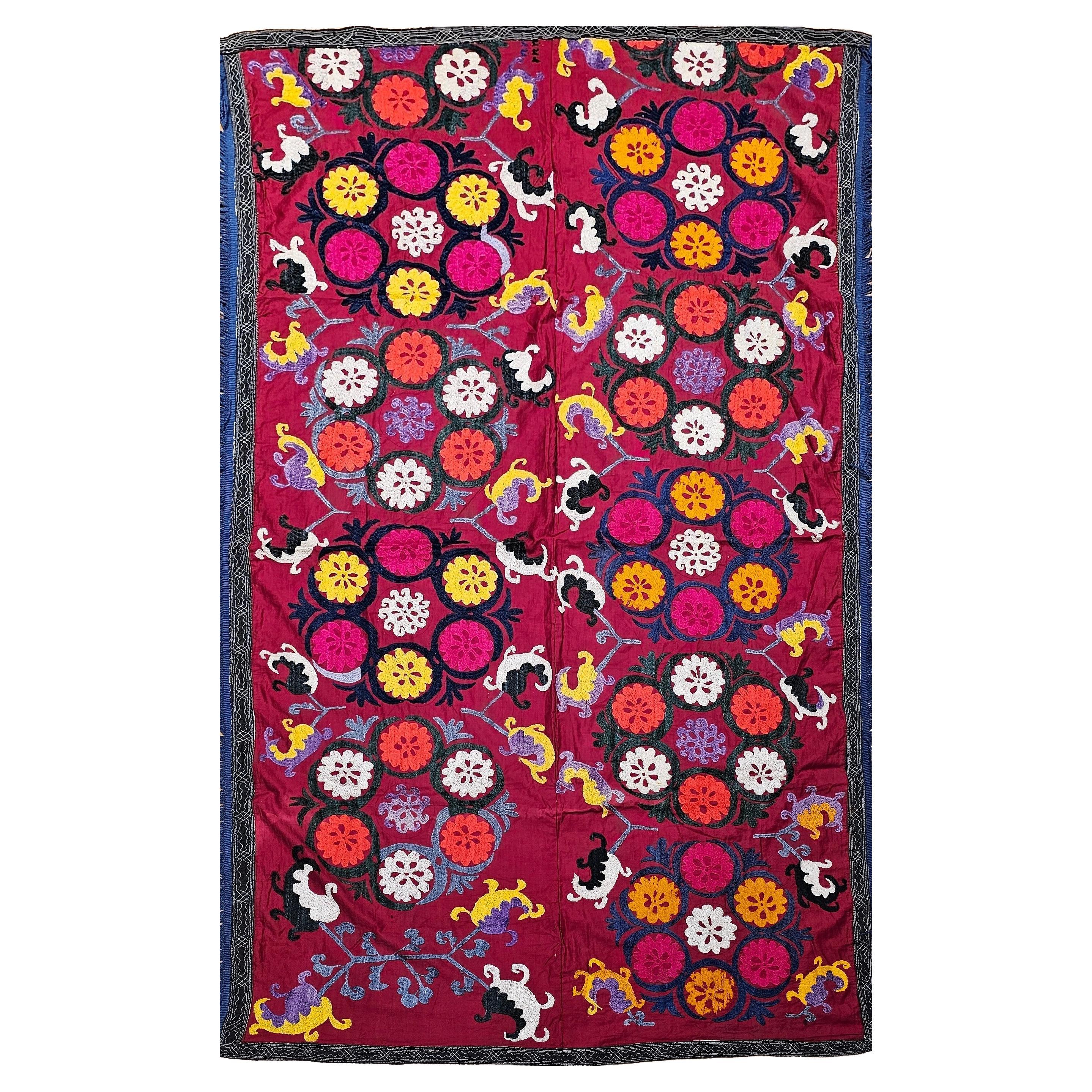 Broderie vintage en soie Suzani d'Ouzbékistan en rouge, ivoire, bleu, jaune, noir, violet