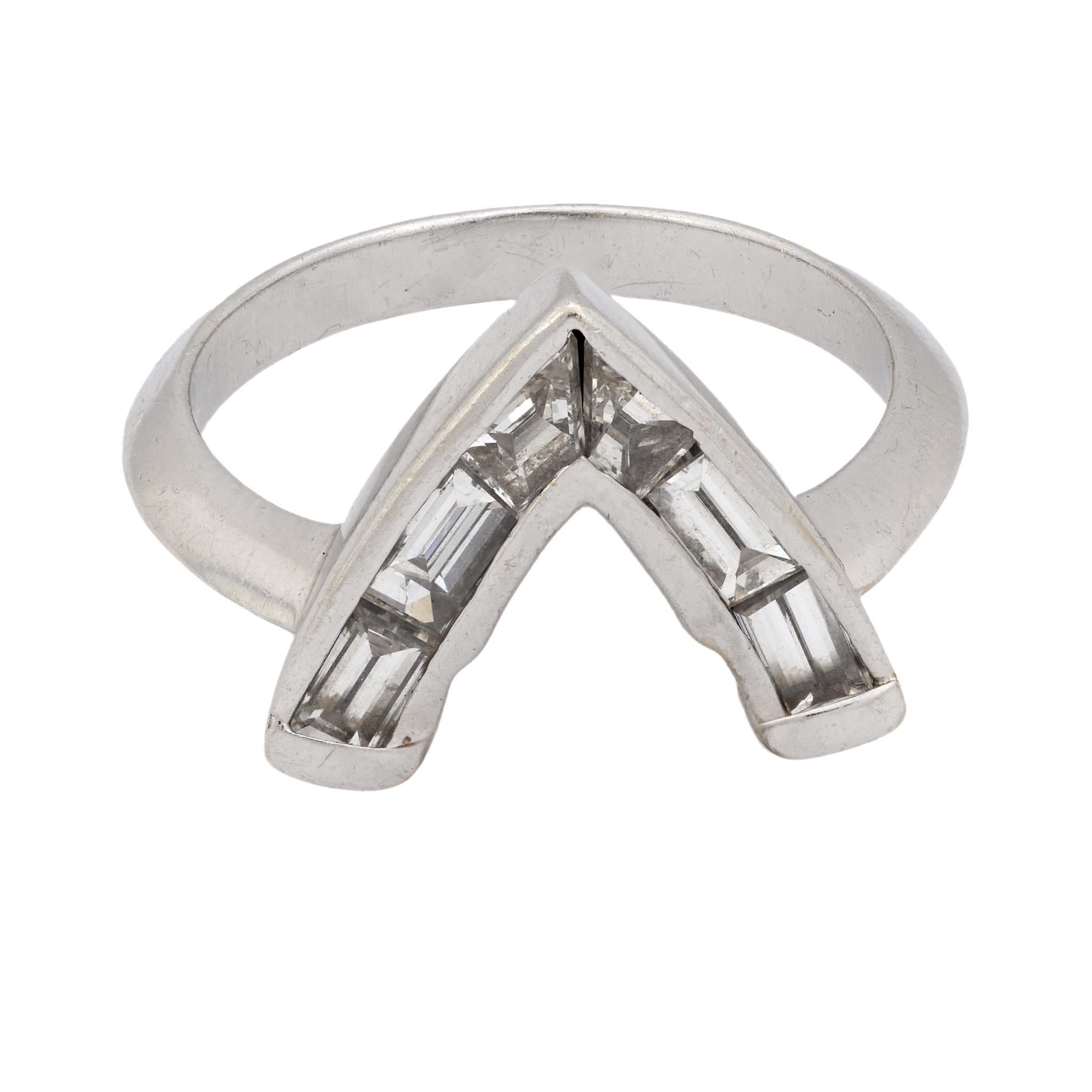 Modern Vintage V baguette diamond 14k white gold stacking band For Sale