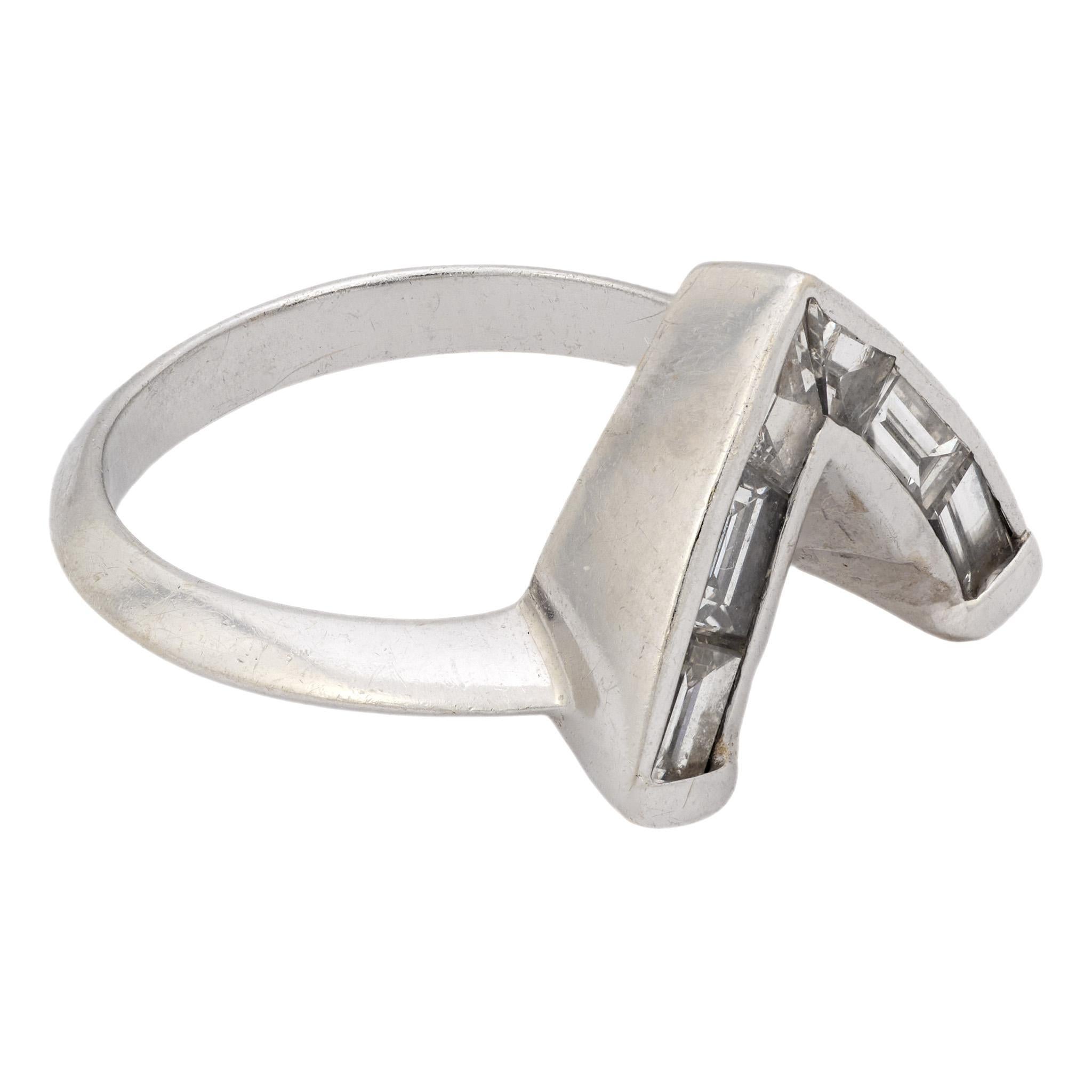 Vintage V baguette diamond 14k white gold stacking band In Good Condition For Sale In Beverly Hills, CA