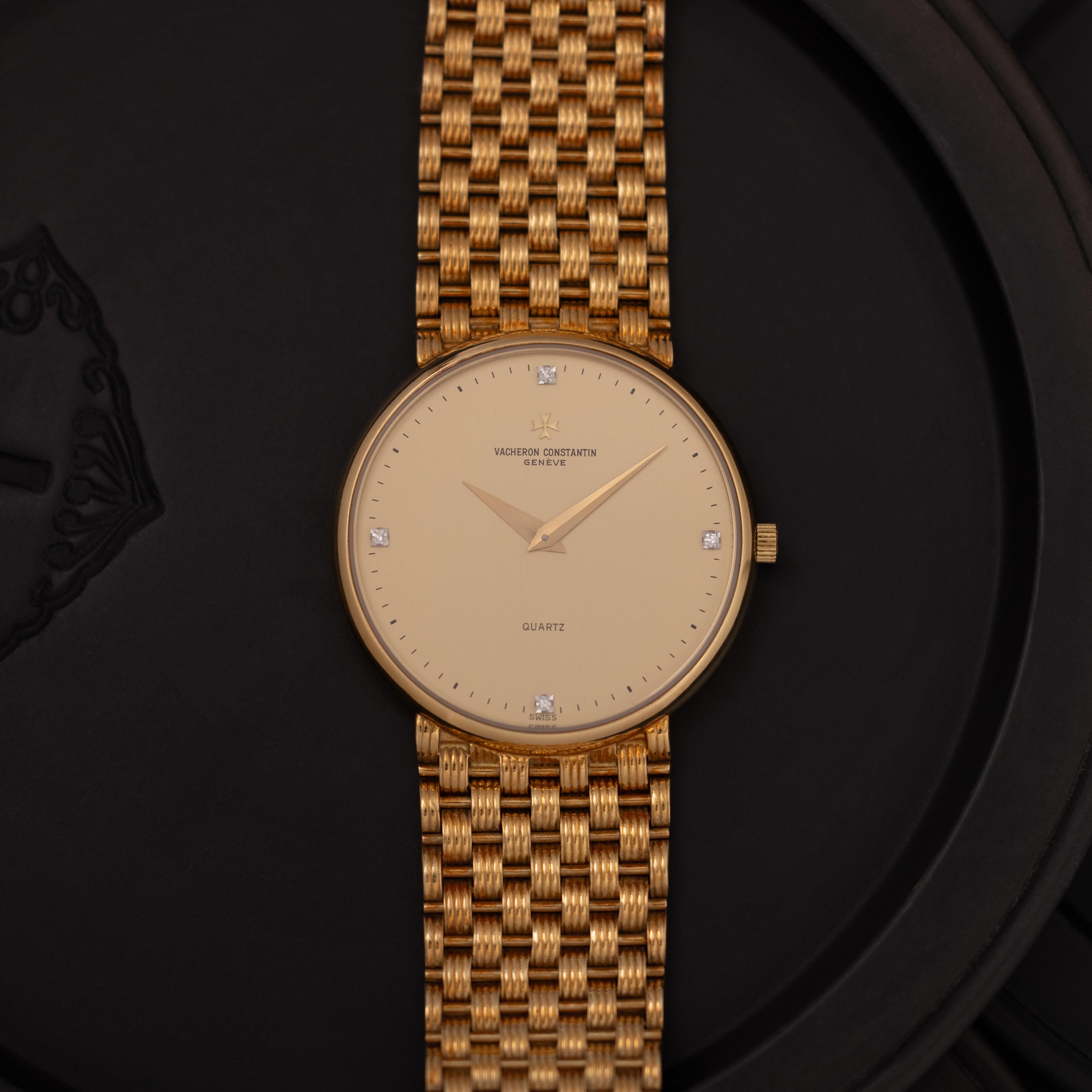 Hersteller: Vacheron Constantin
Jahr: 1980er Jahre
MATERIAL: 18k Gelbgold
Zifferblatt: Goldenes Zifferblatt mit Diamantmarkierungen
Gehäuse Messung: 32 mm
Uhrwerk: Quarz
Zustand: Sehr gut
Gewicht: 79 Gramm
Größe: 7,5