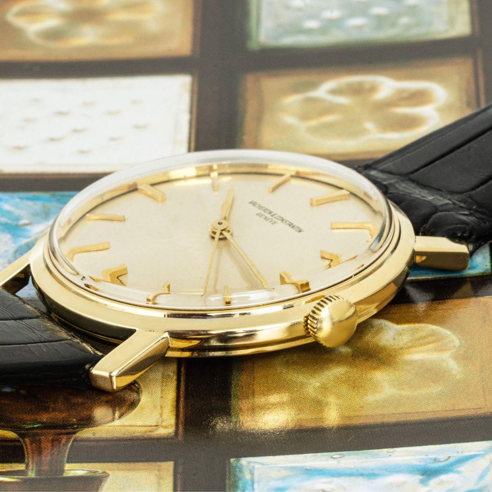 Eine Vacheron Constantin Dress Watch aus Gelbgold. Sie hat ein silbernes Zifferblatt mit aufgesetzten Indexen und eine feste Lünette aus Gelbgold. Ausgestattet mit einem Kunststoffglas, einem automatischen Uhrwerk mit Automatikaufzug und einem