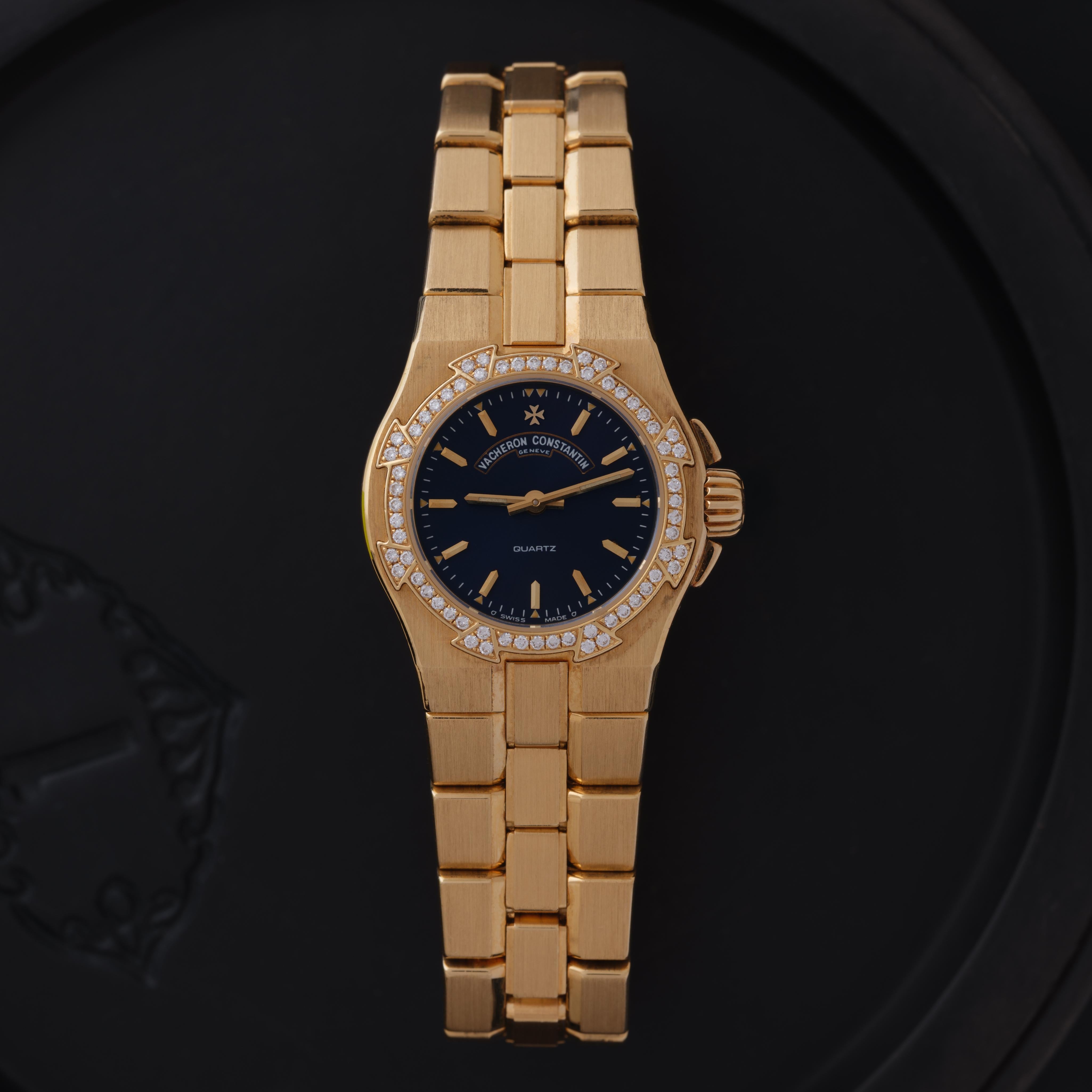 Fabbricante: Vacheron Constantin
Model: Oltremare
Anno: 1999
Materiale: Oro giallo 18k e diamanti
Quadrante: blu
Misura della cassa: 25 mm
Movimento: Quarzo
Condizioni: Come nuovo
Peso: 105 grammi
Dimensioni: Si adatta a polsi fino a 6,7