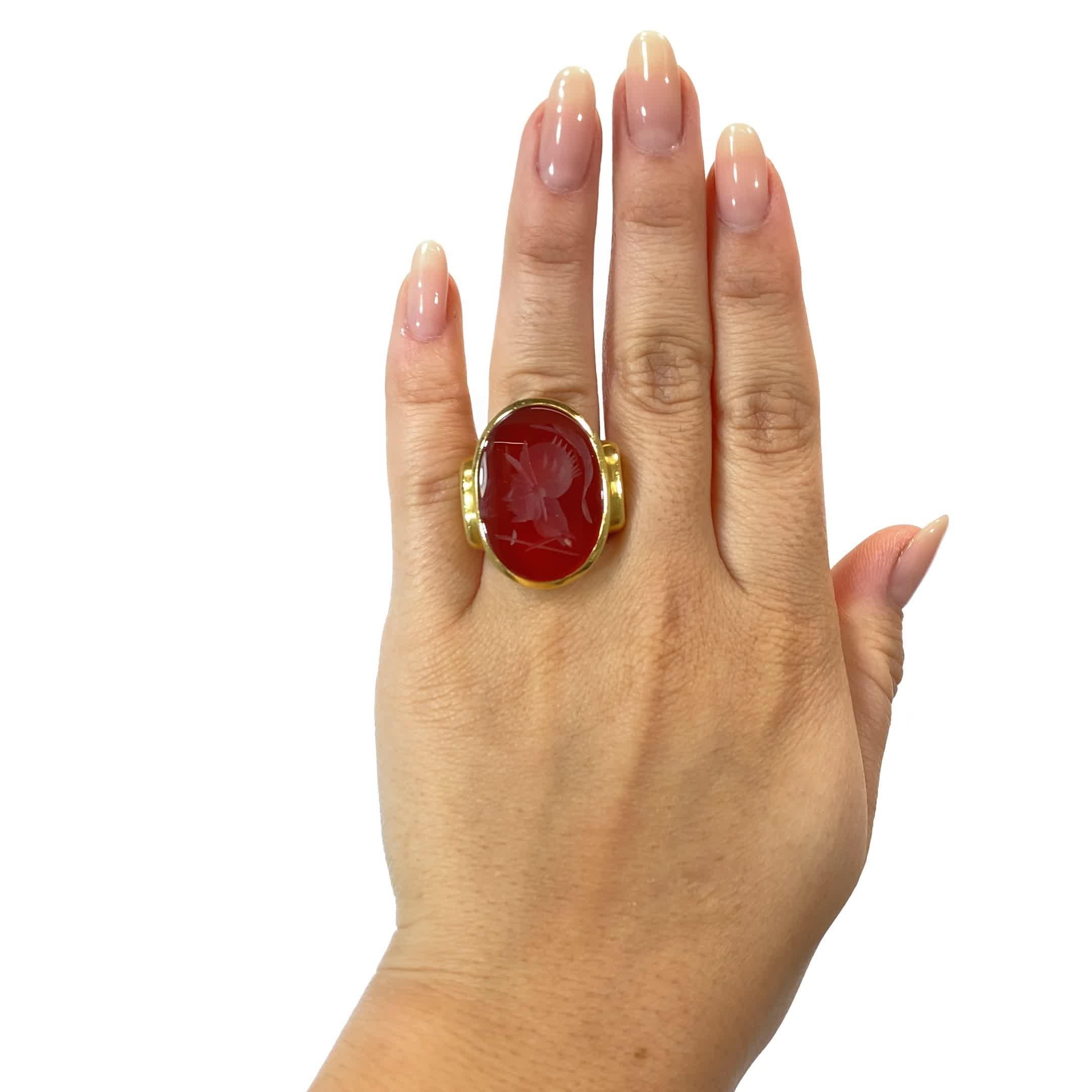 Vintage Vahe Natchayan Karneol Intaglio 18 Karat Gold Ring. Signiert und mit Feingehaltsstempel versehen. Etwa 1987
Größe 6 und kann in der Größe geändert werden. 

Über das Stück: Dieser kraftvolle und prächtige Vintage Vahe Natchayan Carnelian