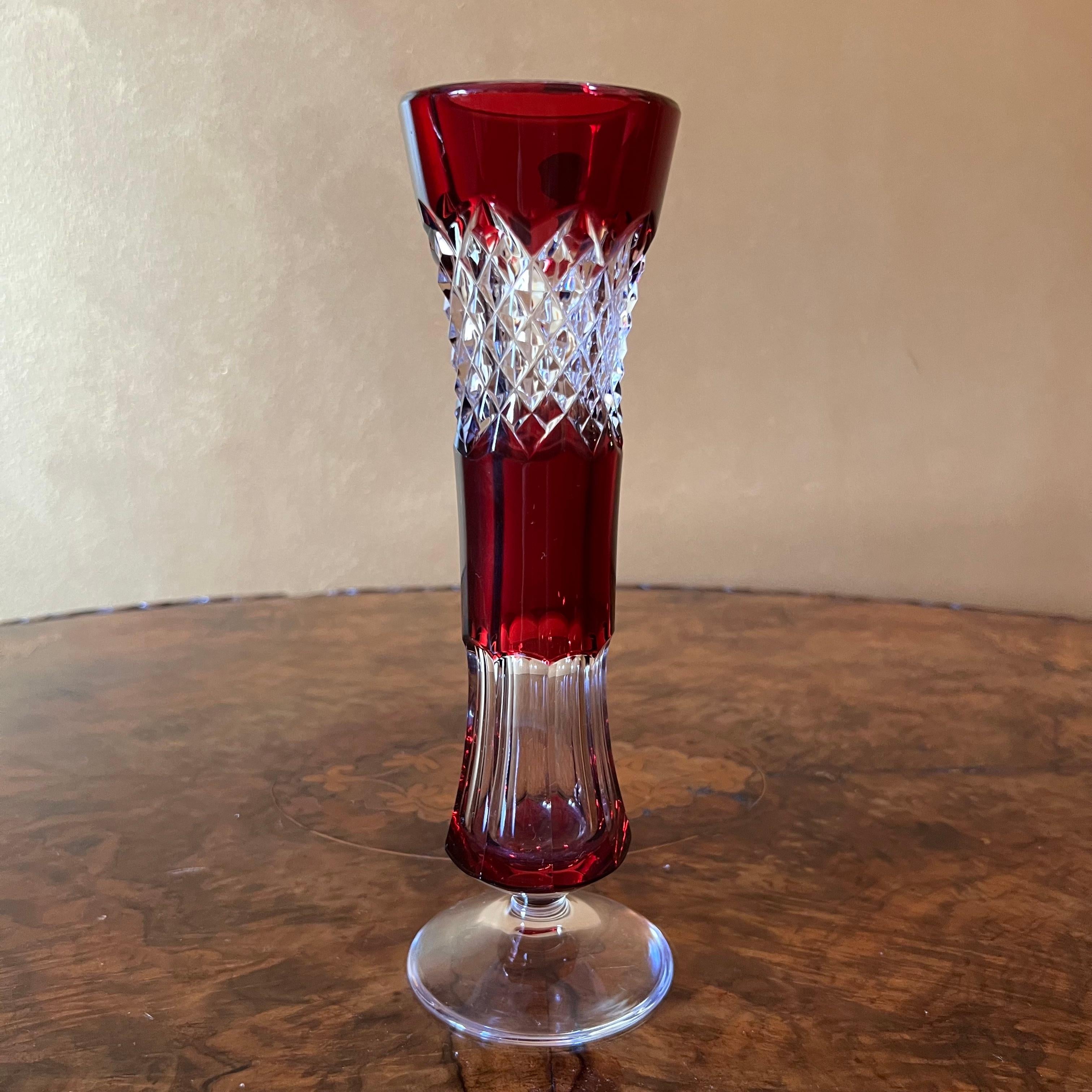 20ième siècle Vase depose vintage rouge rubis en cristal du Val St Lambert, Belgique en vente