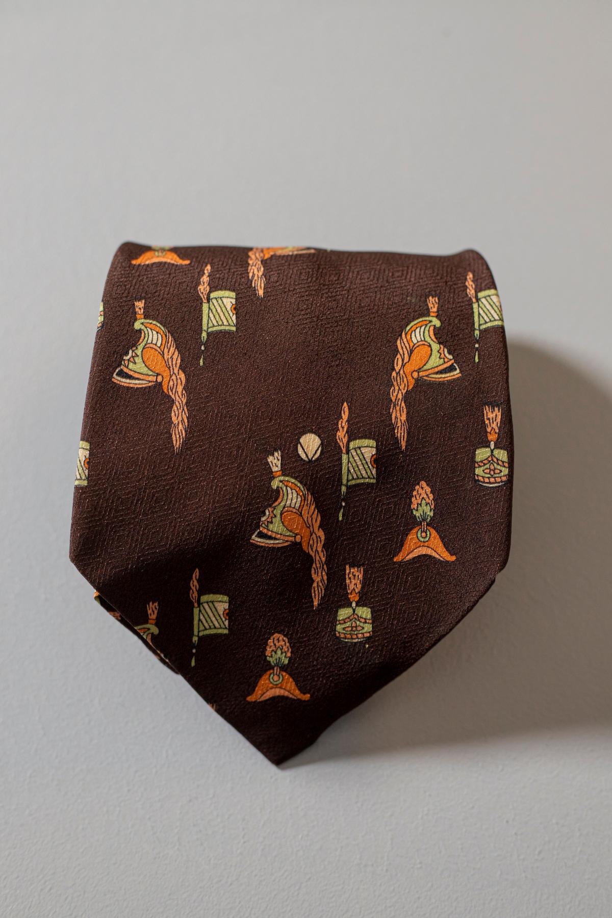 Cravate vintage Valentino, Elle est faite de 100% soie, ce qui explique qu'elle soit lisse et de bonne qualité. Ce modèle de cravate, avec les casques dessinés, rendra votre style unique et original. Idéal pour une soirée informelle entre amis ou