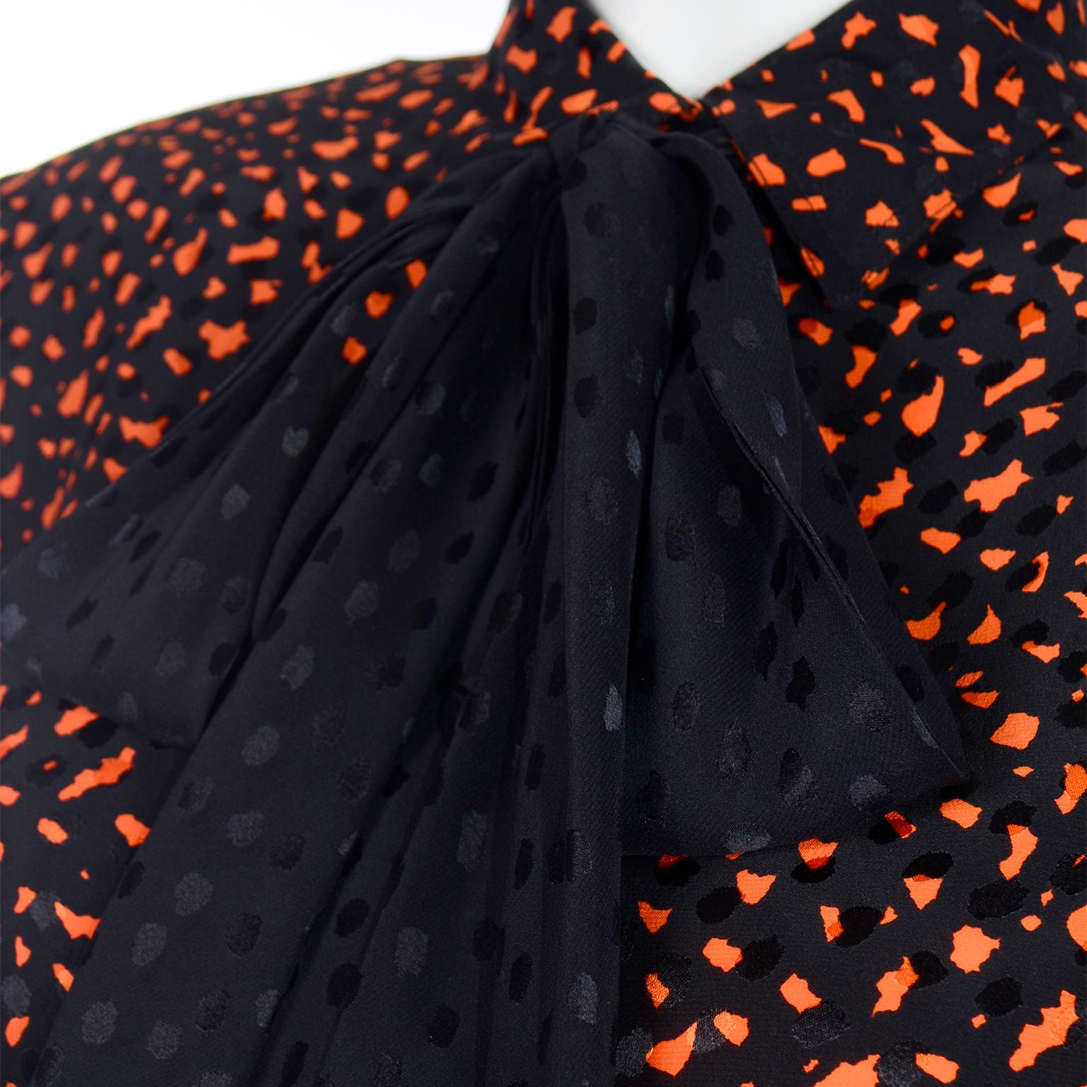Abito vintage Valentino 3 pezzi con giacca arancione, gonna in velluto nero e camicetta con fiocco in seta 6