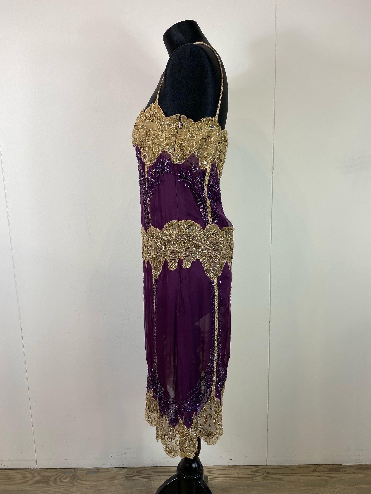 Vintage Valentino beige and purple silk dress with embroidery and lace.
Silk lining.
Invisible zip closure on the side
Bust 44 cm
Waist 42 cm
Strap length 38 cm
Dress length 108 cm
In very good condition.