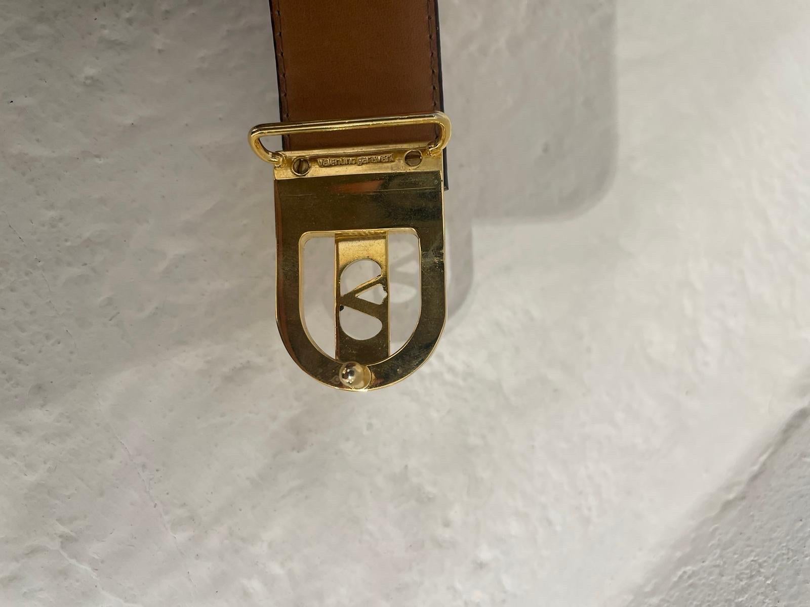 Vintage Valentino belt in brown leather with golden metal buckle. 
Shows some signs of use but in good condition. 
Measures 95cm
3 cm high