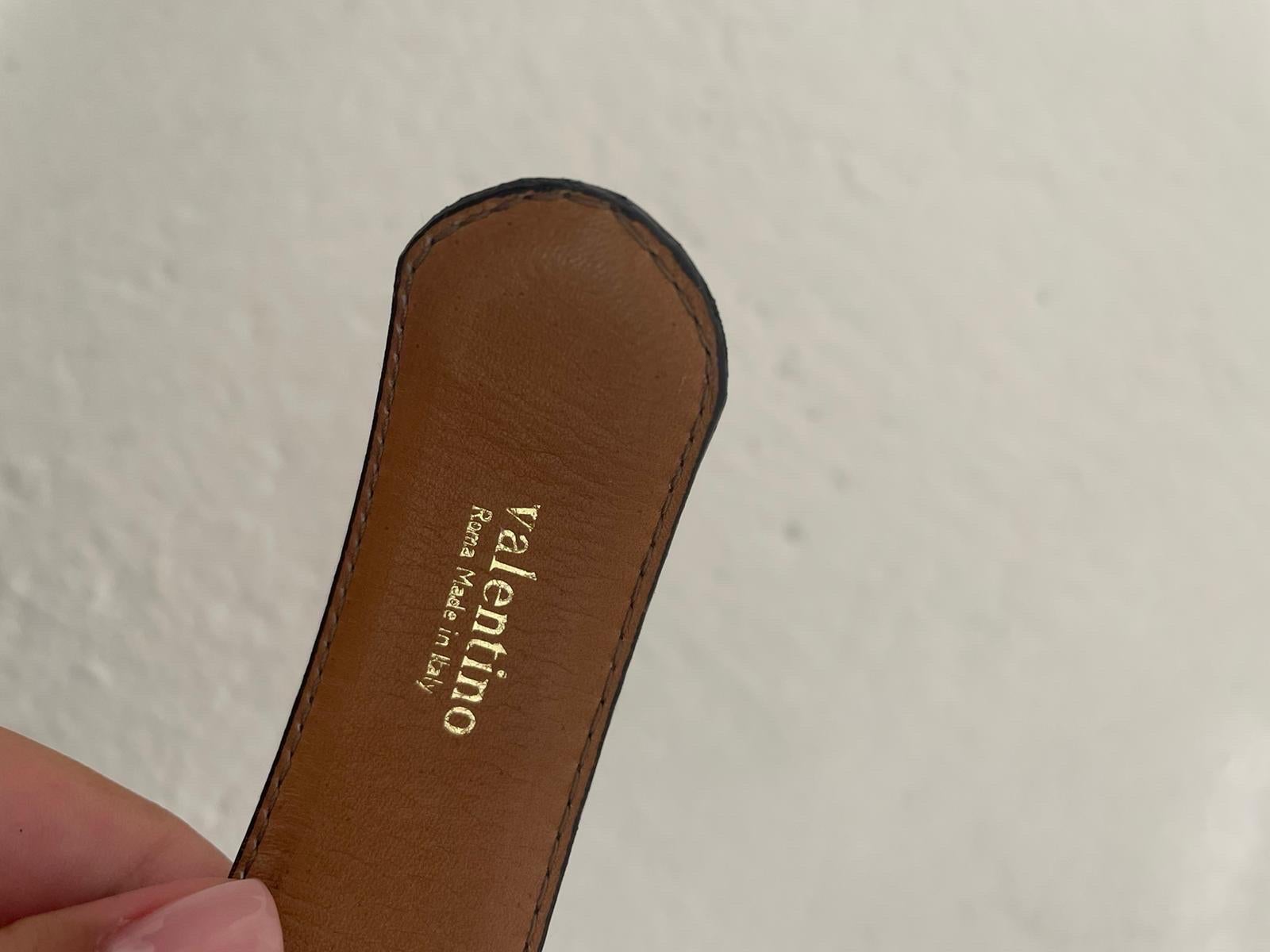Vintage Valentino belt in brown leather with golden metal buckle In Good Condition In Carnate, IT