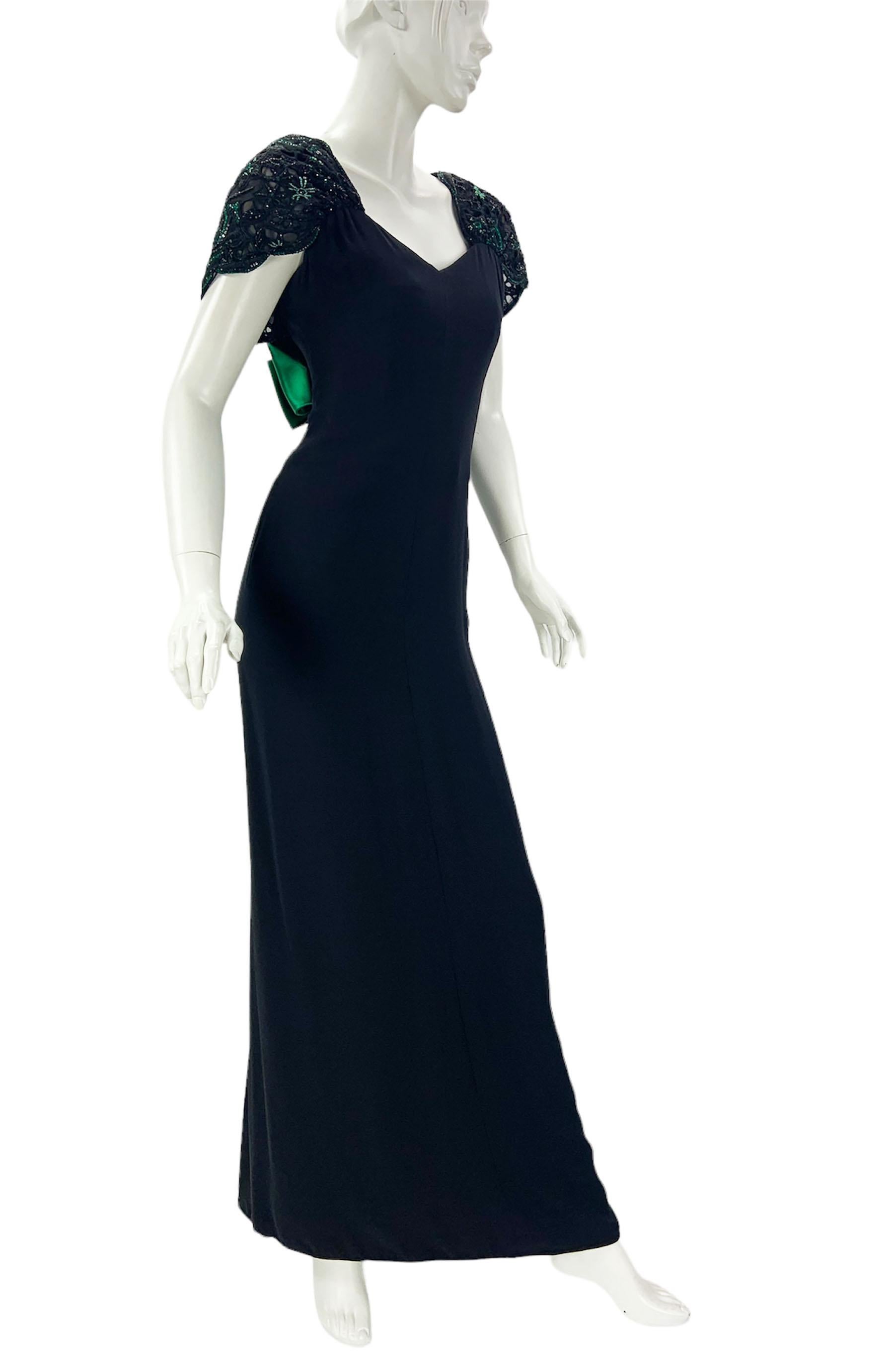 Vintage Valentino Schwarzes Kleid aus Seide mit Spitzenverzierung und grüner Schleife, US 8 im Zustand „Hervorragend“ im Angebot in Montgomery, TX