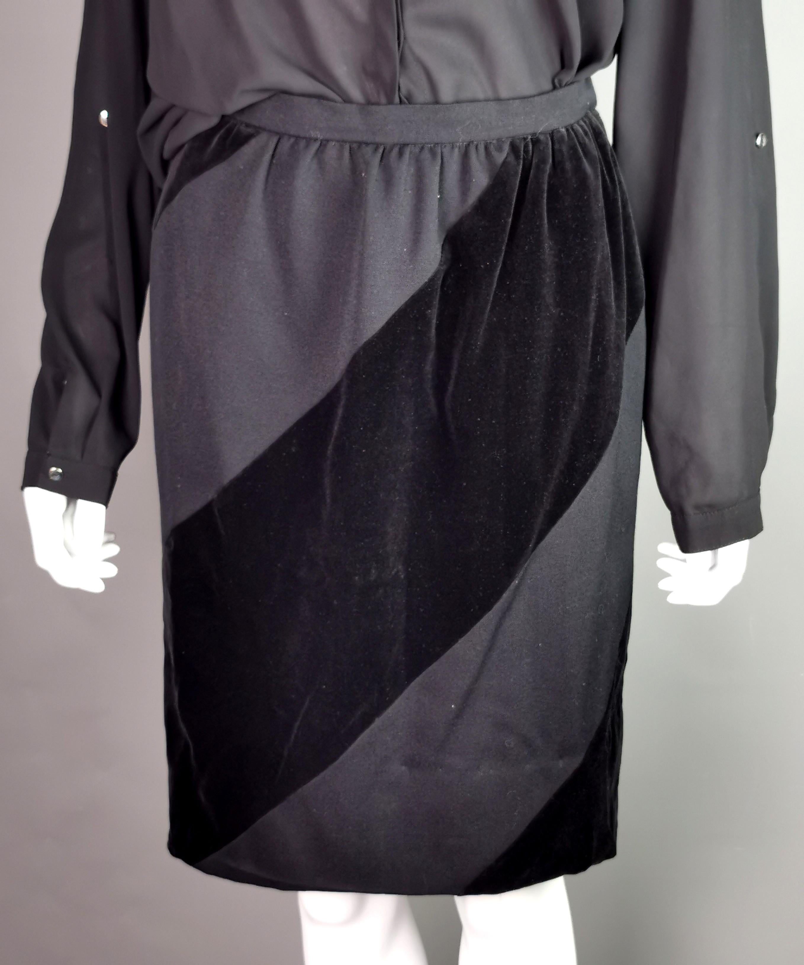 A stylish vintage Valentino boutique black velvet and wool skirt.

It is a knee length, pencil style skirt, could definitely work as a day to night piece.

It is made from black silk velvet and wool with the velvet running in diagonal patterns.

It