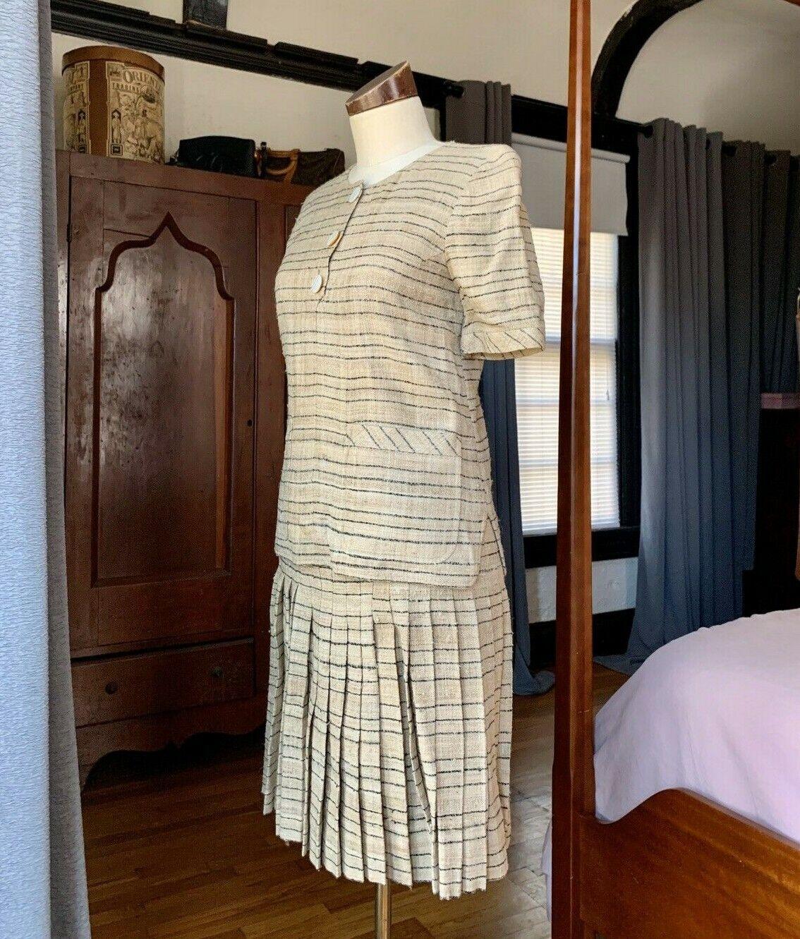 Vintage VALENTINO Boutique Couture Two Piece Ensemble Skirt Top 8 In Good Condition For Sale In Asheville, NC