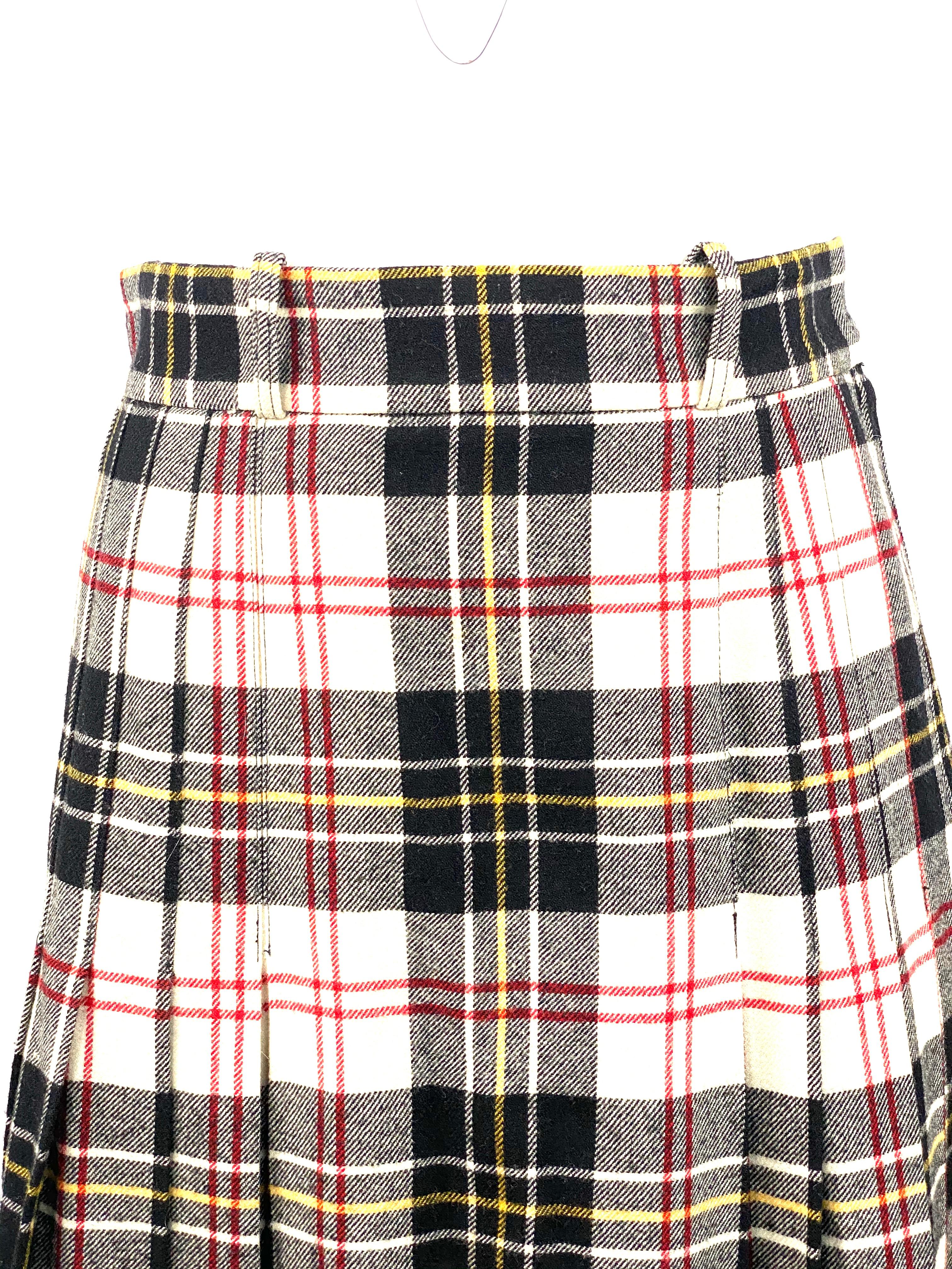 Vintage Valentino Boutique Wool Plaid Flare Midi Skirt Size 8

Product details:
Size 8
Black, white, red and yellow plaid pattern
Size two metal hooks and zipper closure
Featuring loops for belt detail, measure 2