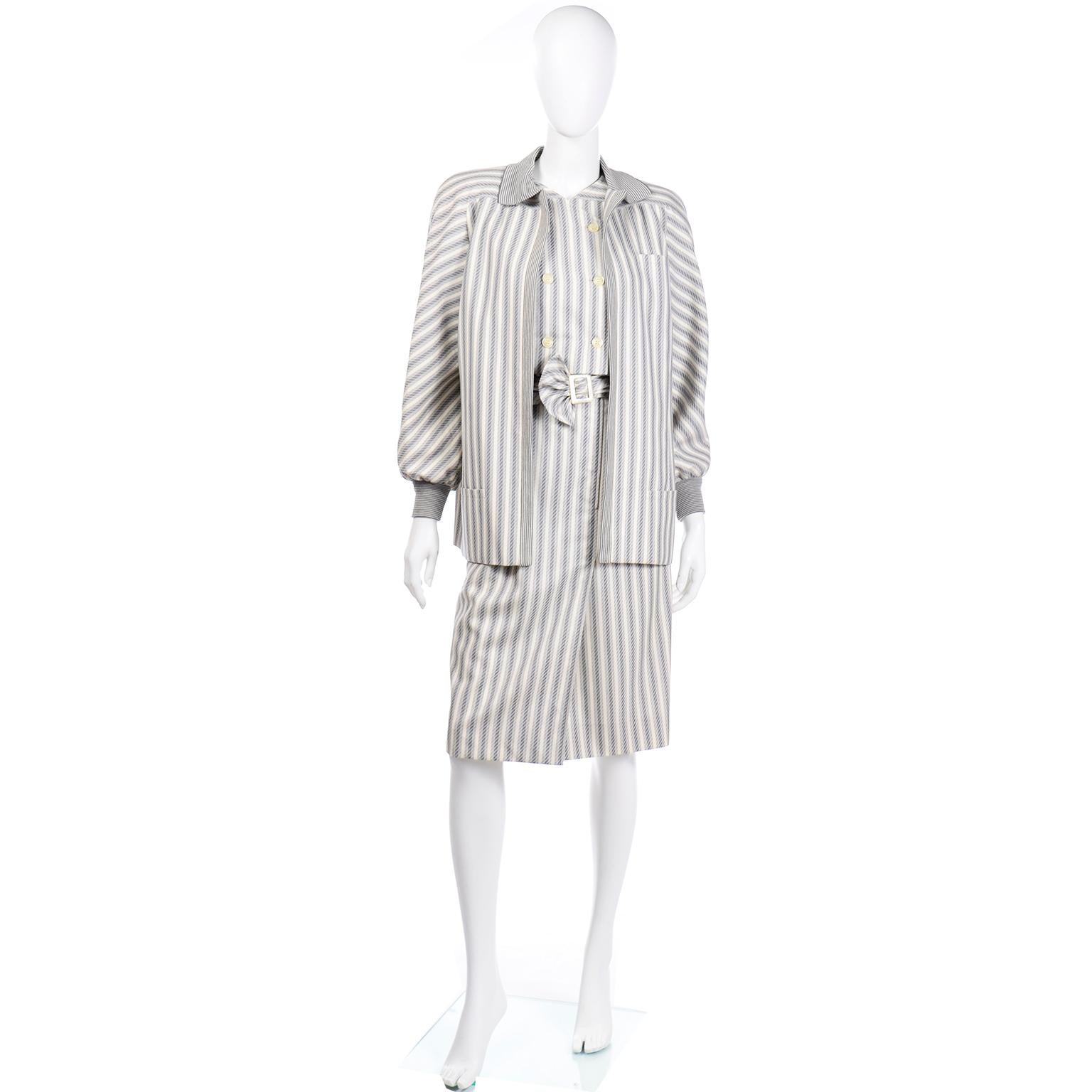 Gris Ensemble Robe et Veste Vintage Valentino avec Ceinture en  Stripes abstraites grises  en vente