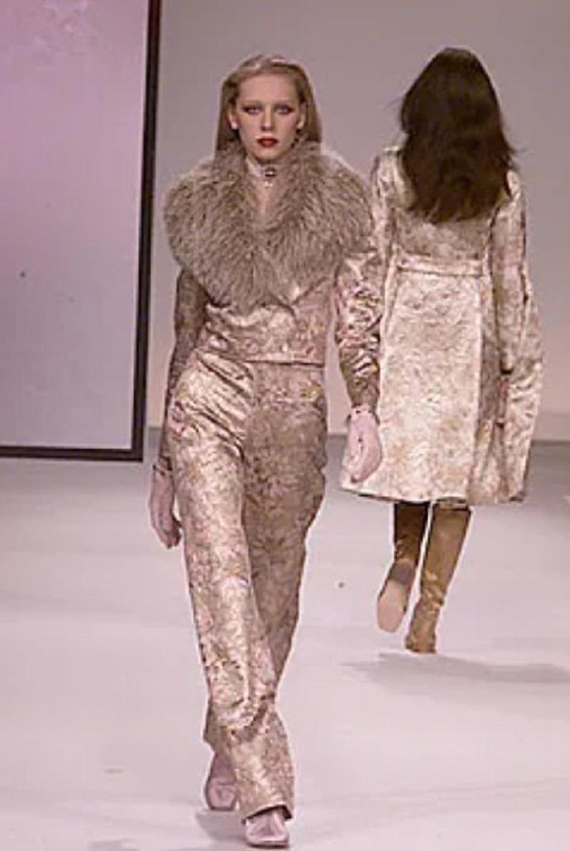 Vintage Valentino Glitter Silk Brocade Lana Wool Jacket 
F/W 2000 Runway Collection
Tissu de luxe en brocart de soie à paillettes avec motif de fleurs. Comprend des couleurs rose tendre, violet et vert (sous le soleil, on dirait de l'or). 
Col