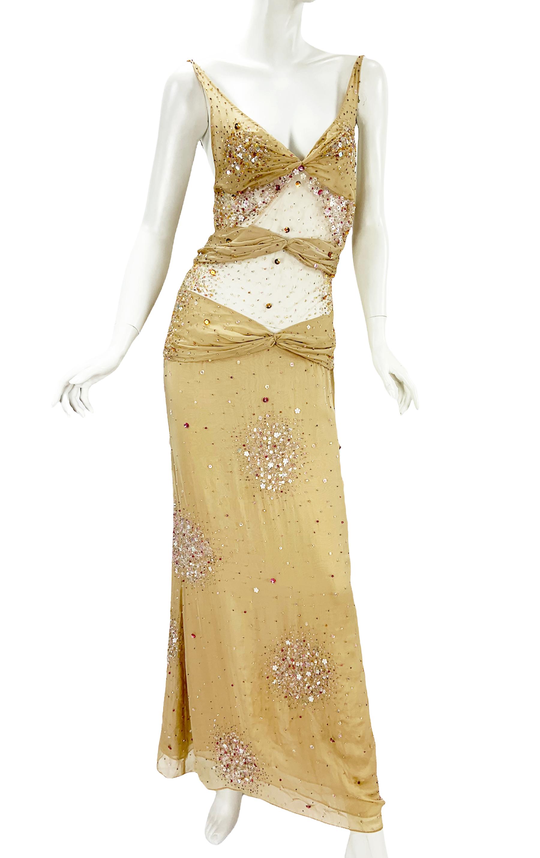 Vintage Valentino Nude Sexy Sheer Fully Embellished Maxi Dress
Alta moda A/I 2000/2001
Taglia US - 8 (controlla le misure).
Naomi Campbell indossa un abito che la top model Elle Macpherson ha indossato per la celebrazione del 40° anniversario di