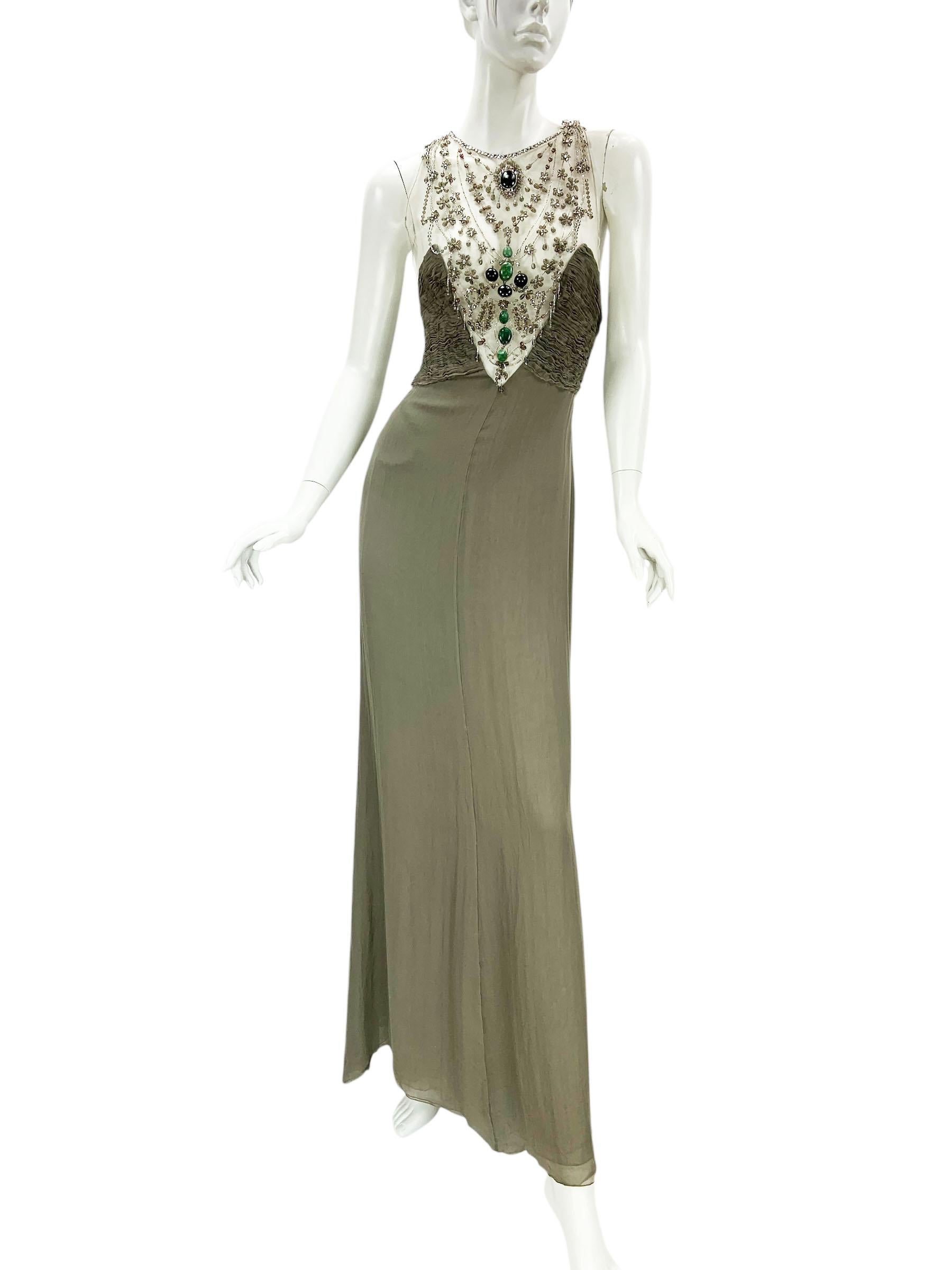 This is a vintage Valentino Fall/Winter 2003 silk gown, a stunning example of the brand’s haute couture craftsmanship.
This gown is both dramatic and ethereal, ideal for red carpet appearances, formal galas, or collectors of vintage couture. The