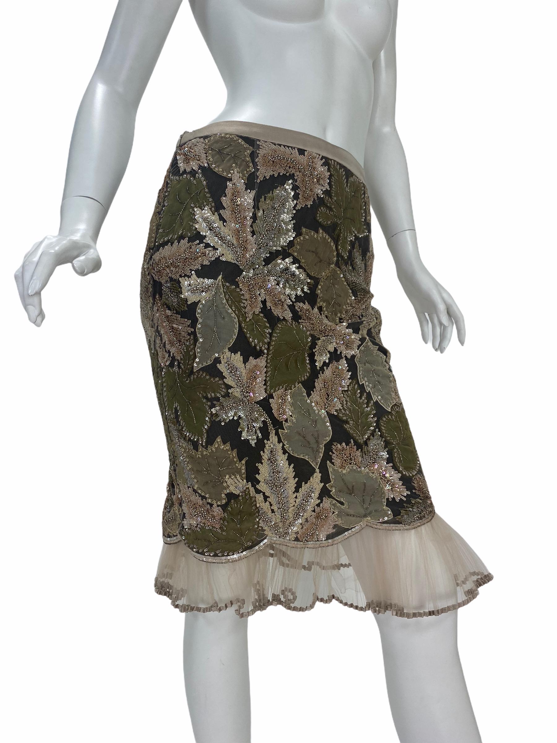 Vintage Valentino Embellished Tulle Skirt

Beige skirt with pleated tulle hem, sequin floral design throughout
and side zip closure.

Size tag removed

Measurements: Waist 28“, Hip 36“, Length 23.5“

Excellent condition 
