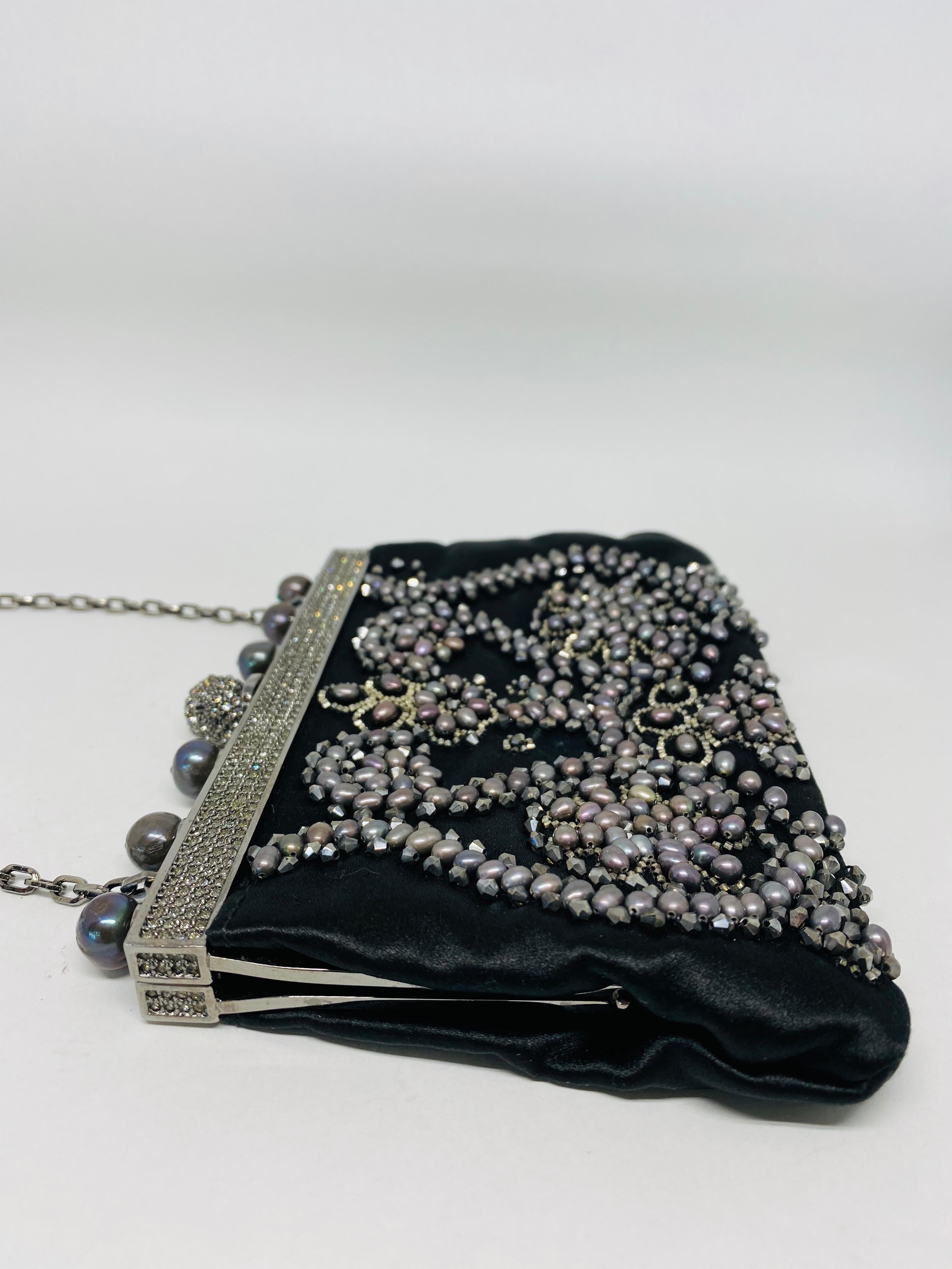 VALENTINO Garavani mini-pochette de soirée vintage noire perlée avec chaîne  Pour femmes en vente