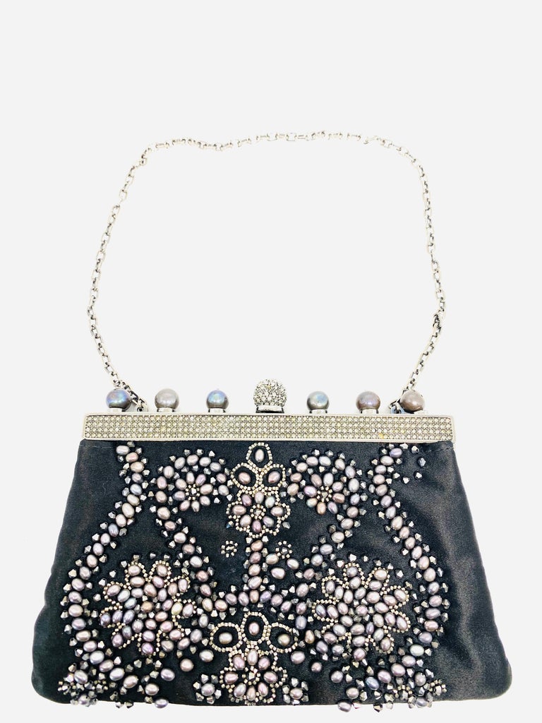 Vintage VALENTINO Garavani Black Bead Pearls Rhinestones Evening Mini Clutch Bag w/ Chain

Product details:
The purse comes with the original dust bag and tugs
Black silk
Featuring bead pearls and rhinestones detail
Silver tone metal chain strap