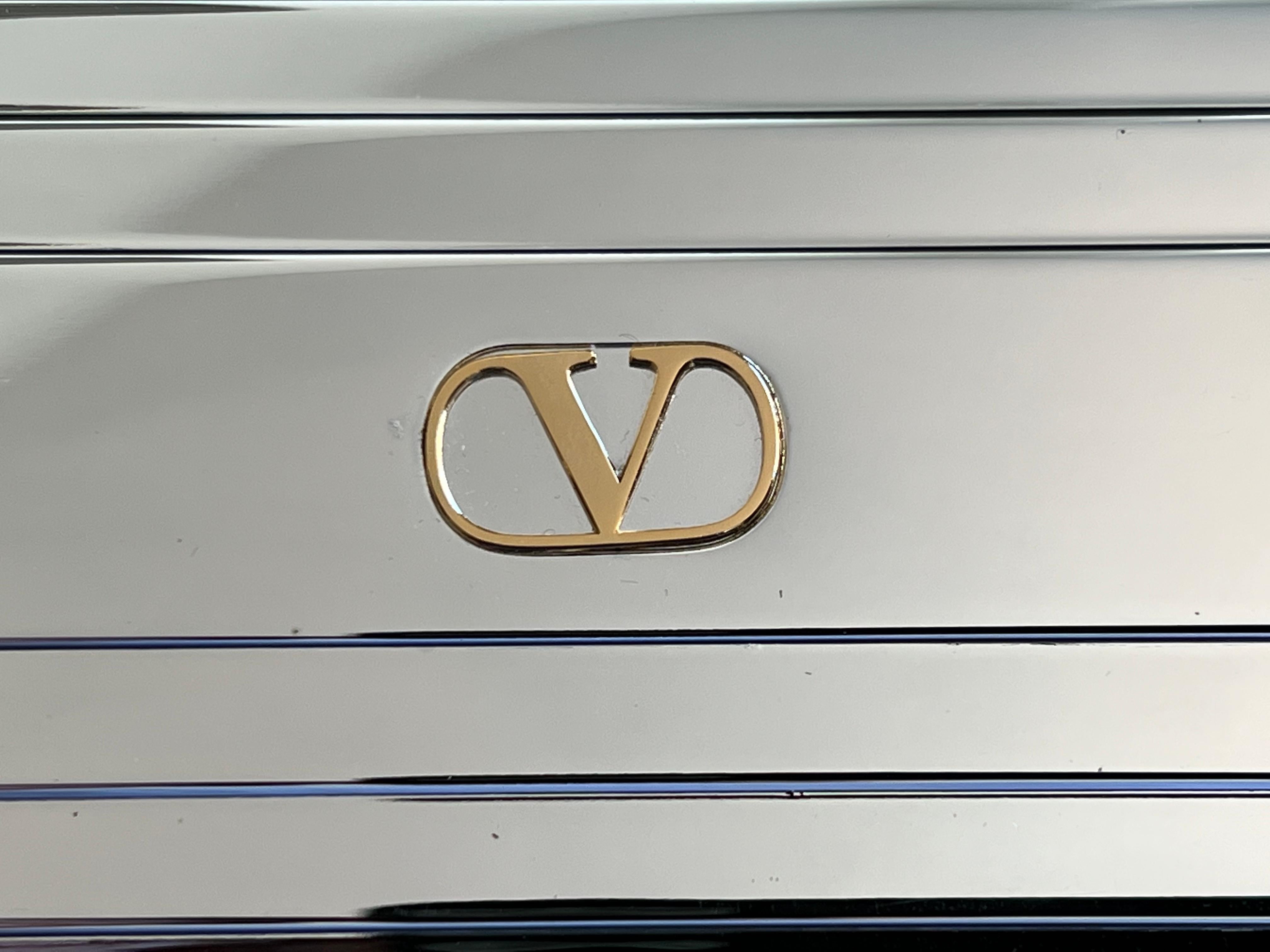 Vintage VALENTINO GARAVANI Logo Zigarettenetui Silber mit Originalverpackung. 
Wurde nie benutzt. 
Vergoldetes Logo. 
retro 
Logo auf der Innenseite.
Innenraum aus Kork.
Der Koffer lässt sich perfekt öffnen und schließen.
Eine tolle IDEA für ein