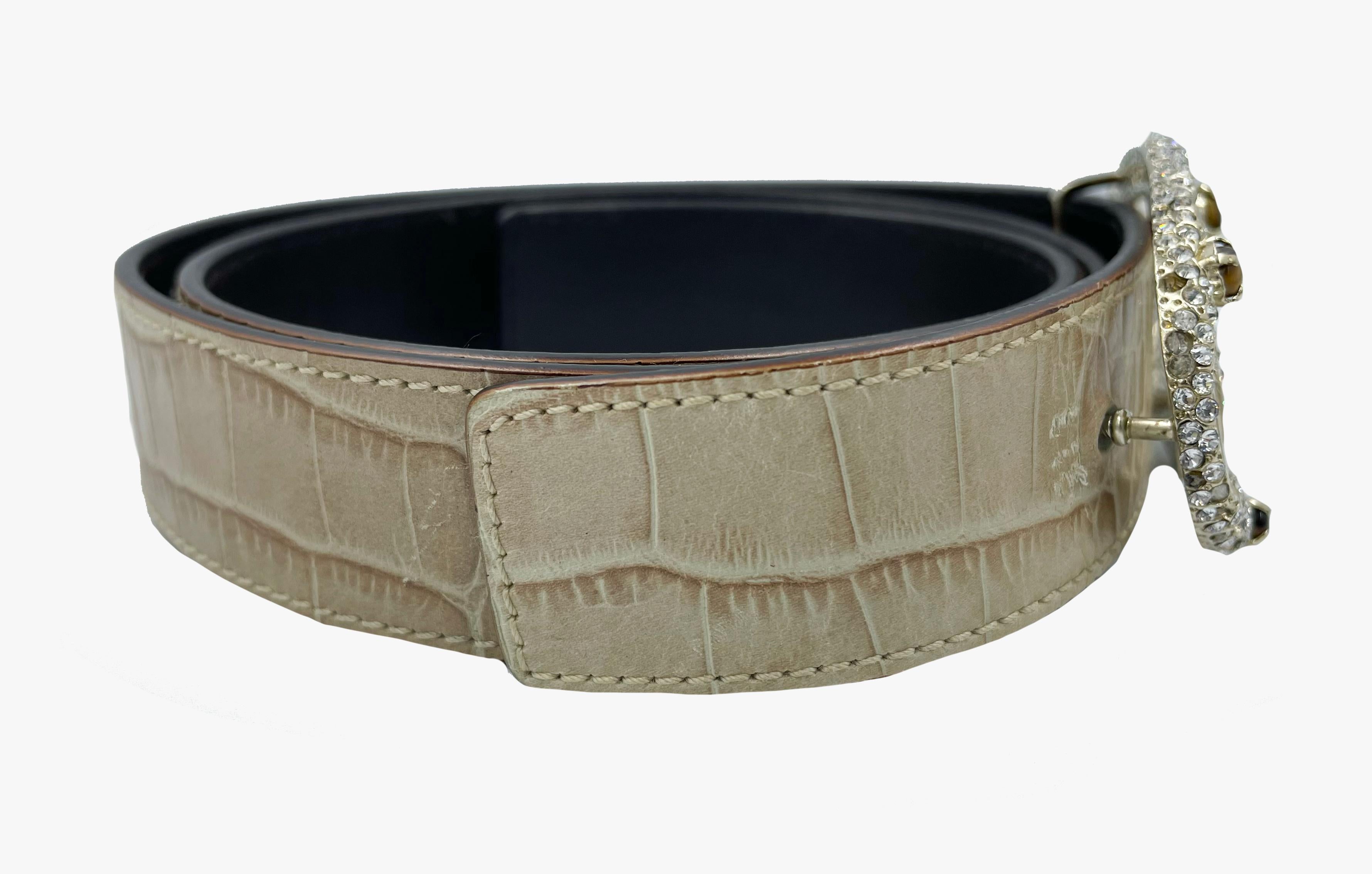 Vintage Valentino Garavani Gürtel aus strukturiertem Leder mit strassbesetzter und emaillierter V-Schließe.
Größe: 80cm
Länge - 100 cm
Schnalle - 9,5 x 5 cm
Sehr guter Zustand
........Zusätzliche Informationen ........

- Das Foto kann sich aufgrund