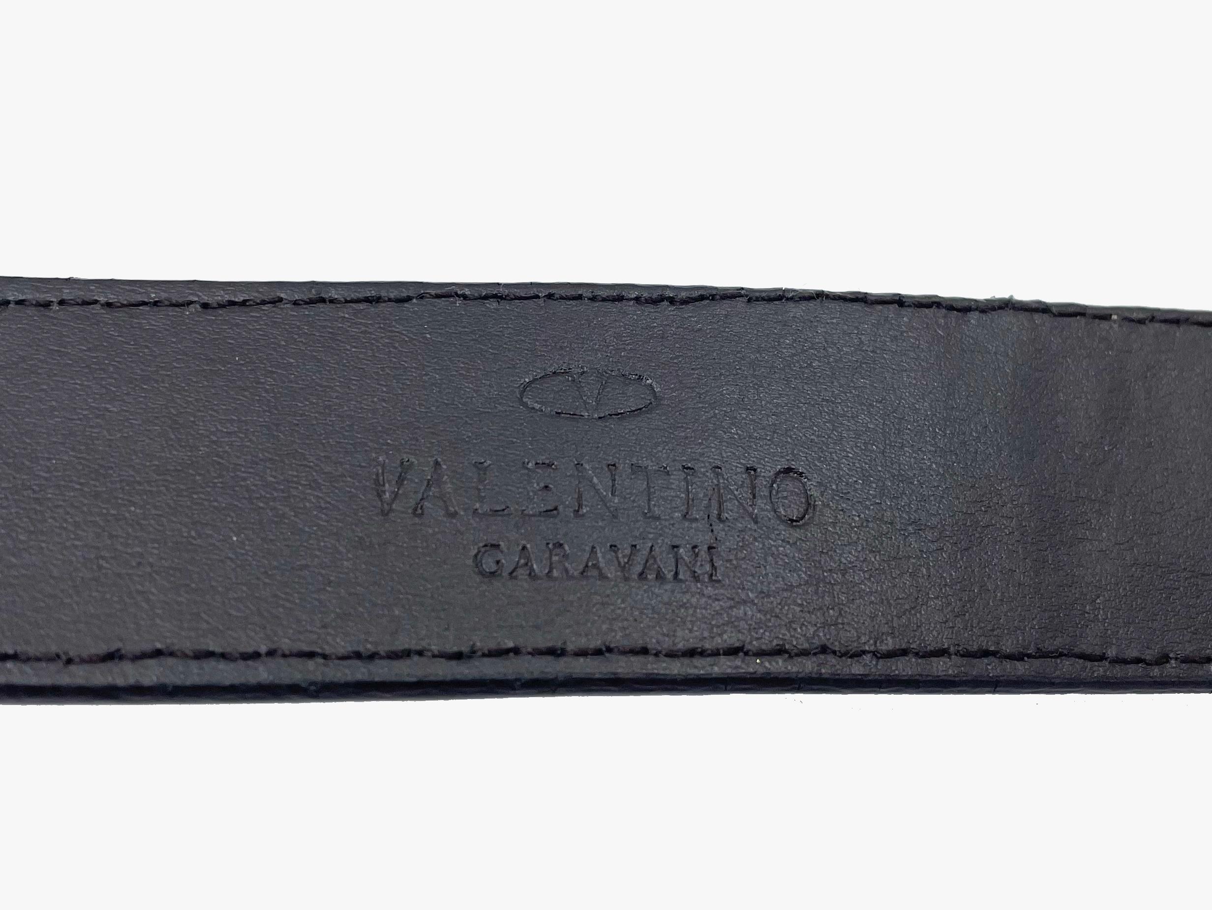 Valentino Garavani Ceinture vintage en cuir texturé avec boucle en V et strass, années 2000 Bon état - En vente à New York, NY