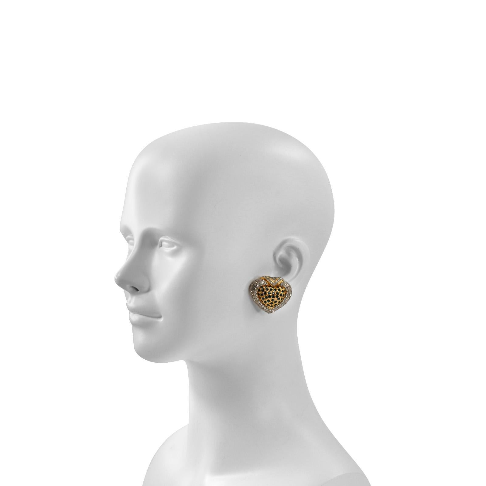 Vintage Valentino Boucles d'oreilles en or avec bleu saphir et strass. Boucles d'oreilles en forme de cœur avec pierres en cristal de style pavé et forme en V classique sur le dessus des boucles d'oreilles. Clip On.