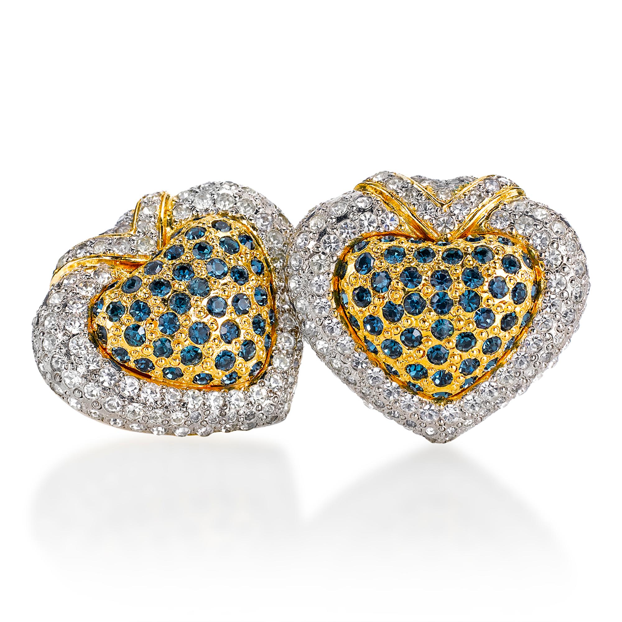 Vintage Valentino Gold-Ton mit Saphirblau und Strass Ohrringe. Pave Style Kristall Steine auf 3D Herz Ohrringe mit klassischer V Form an der Spitze der Ohrringe. Anklipsen.

Diese sind magisch. So etwas wird nicht mehr hergestellt!