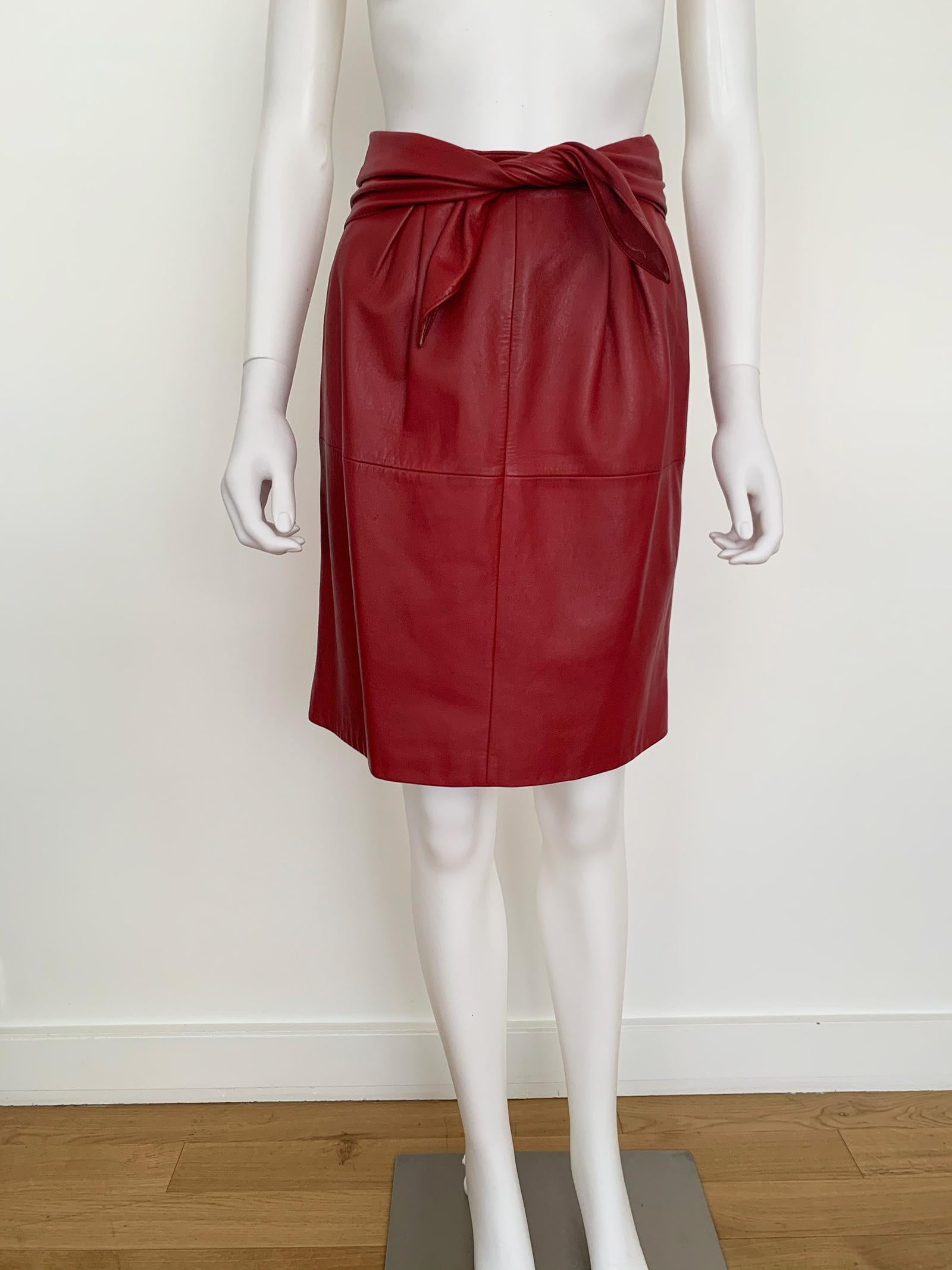 Vintage Valentino Leather Pencil Skirt 
- Pencil Skirt 
- Color Red 
- Belt 
- Flattering Fitting 
- Size 36
- Perfect Condition 