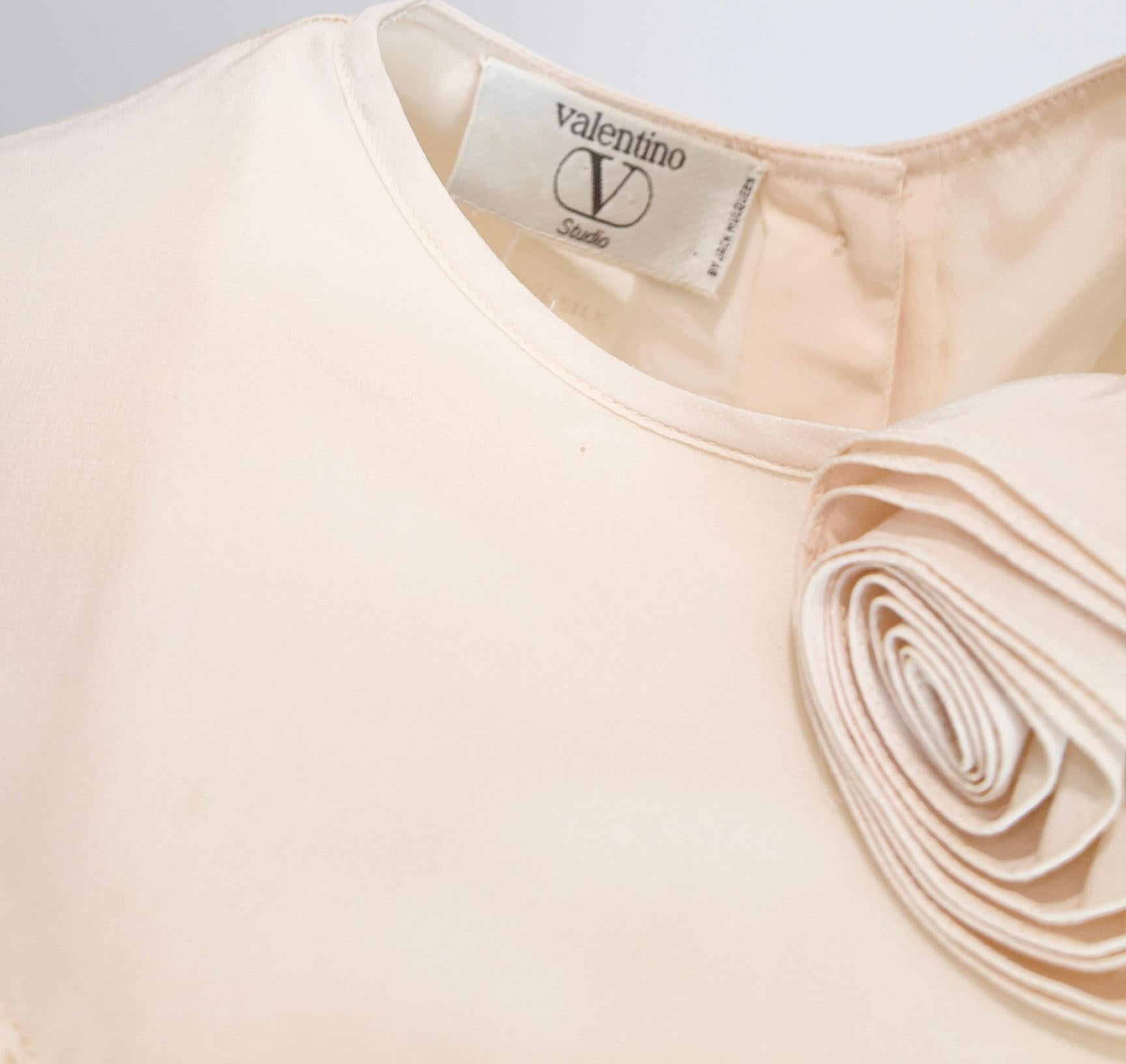 Blusa Vintage Valentino/ Neiman Marcus Crema de Seda con Cuello Volante y Rosa Deta en venta 1
