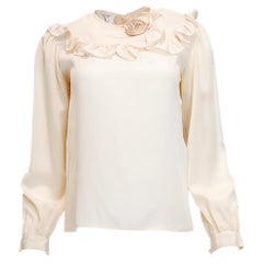 Blusa Vintage Valentino/ Neiman Marcus Crema de Seda con Cuello Volante y Rosa Deta