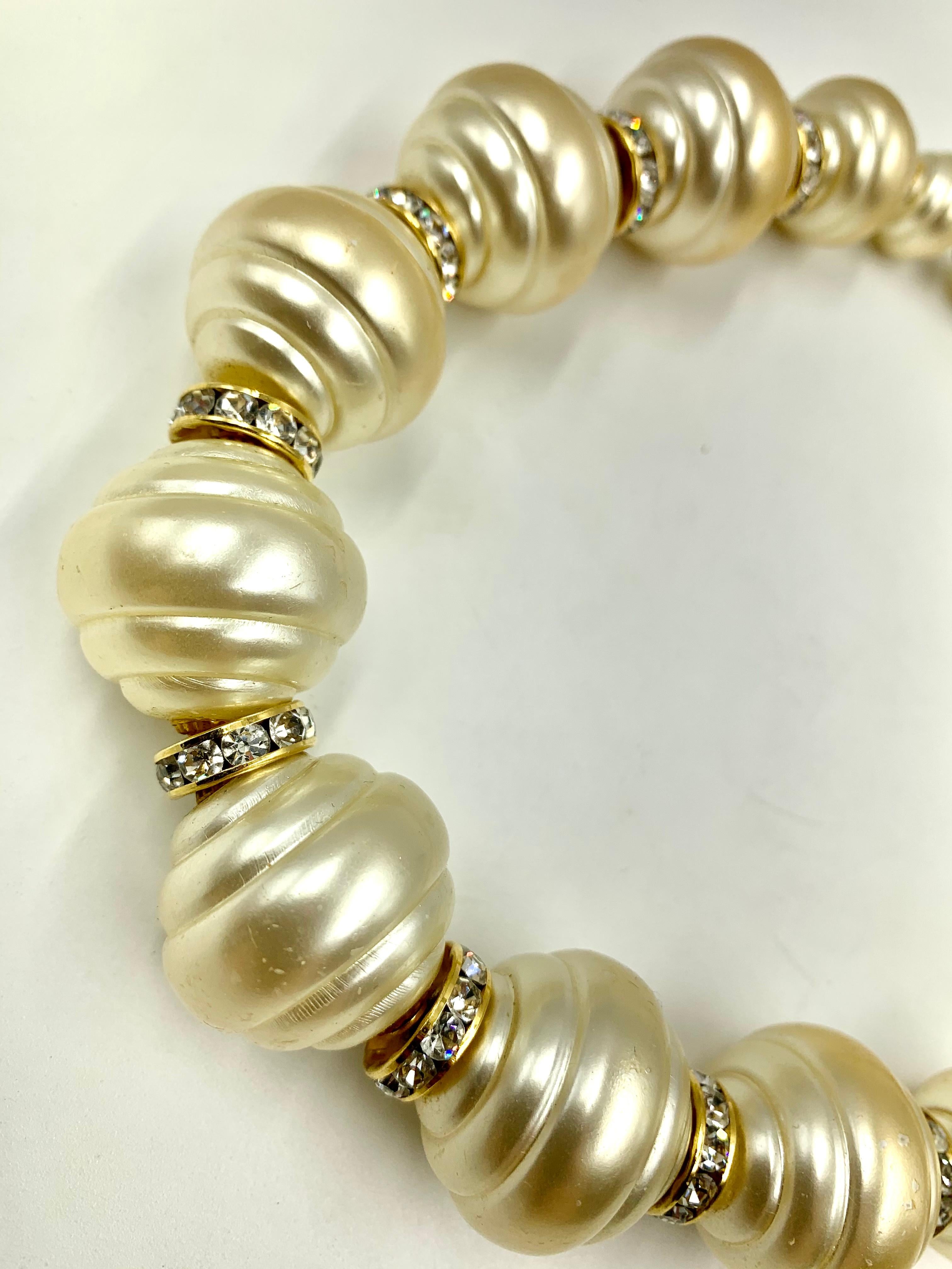 Striking oversize vintage 1980's Valentino faux pearl necklace with crystal spacers
Signed Valentino, Made Italy
Large pearls 25mm by 23mm, smaller pearls 15mm by 15mm
Good condition commensurate with age, normal surface wear