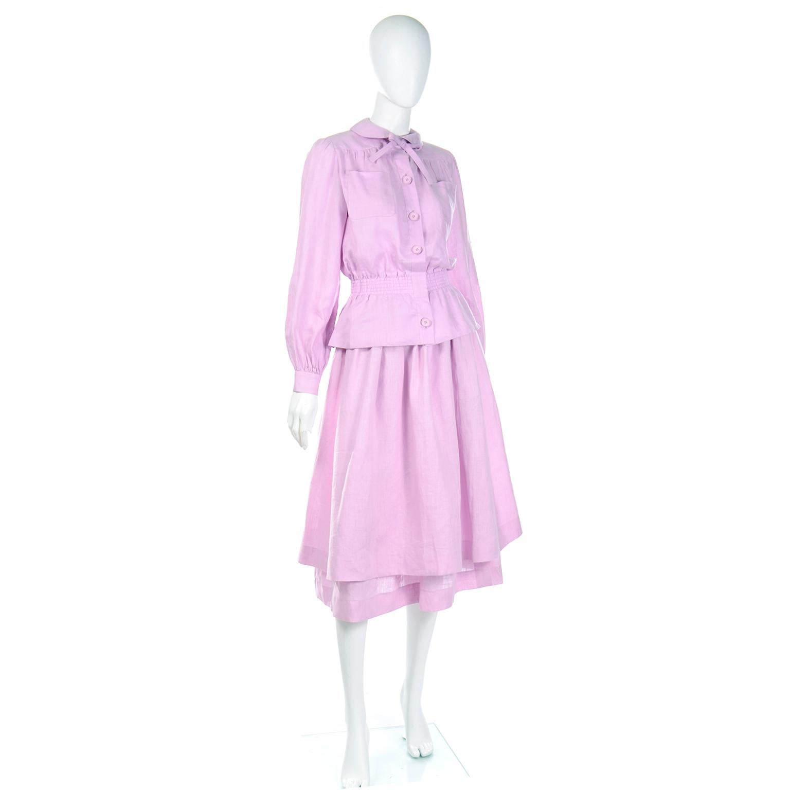 Valentino Vintage Blass lila Leinen 2-teiliges Vintage-Kleid mit Bluse & gestufter Rock aus Leinen (Violett) im Angebot