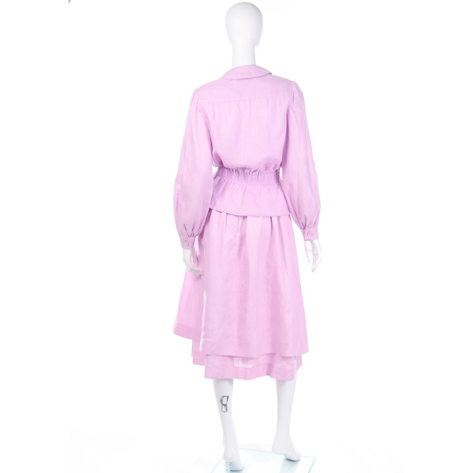 Valentino Vintage Blass lila Leinen 2-teiliges Vintage-Kleid mit Bluse & gestufter Rock aus Leinen im Zustand „Hervorragend“ im Angebot in Portland, OR