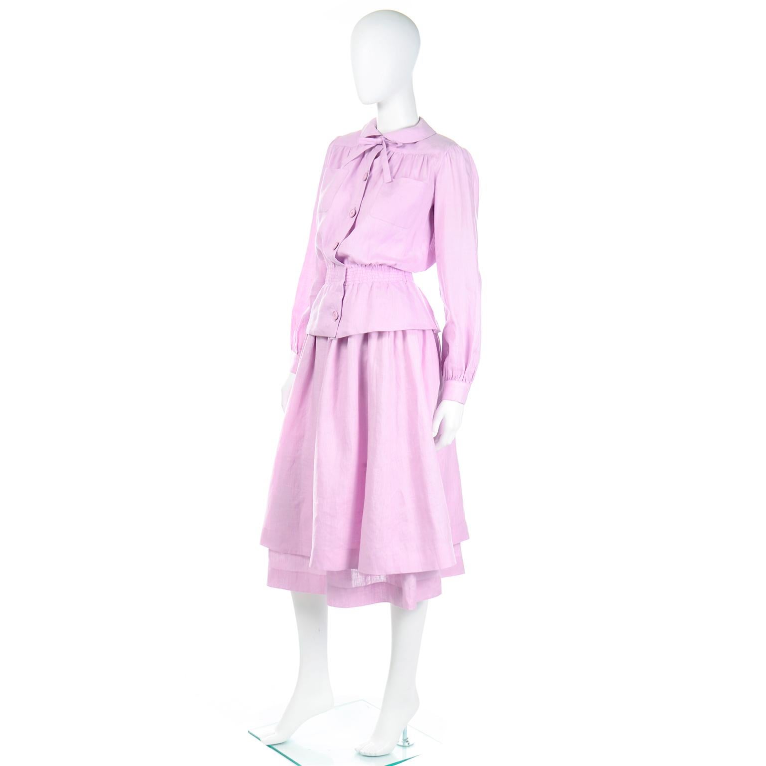 Valentino Vintage Blass lila Leinen 2-teiliges Vintage-Kleid mit Bluse & gestufter Rock aus Leinen Damen im Angebot