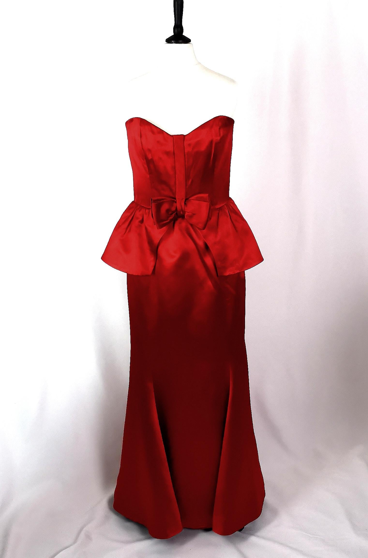 A truly magnificent vintage Valentino Boutique red satin ball gown dress.

This is a strapless and sleeveless dress with long flowing skirts with a slight pleat design, making this the perfect dress for making an entrance, it has a fitted bodice