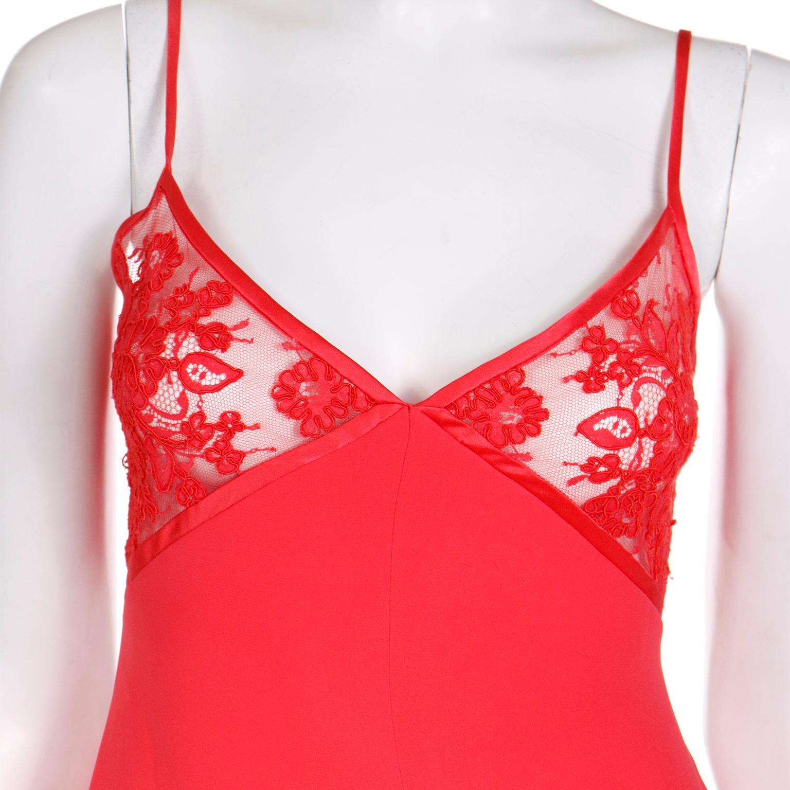 Valentino - Robe en soie rouge avec empiècements en dentelle et dos ouvert  Pour femmes en vente