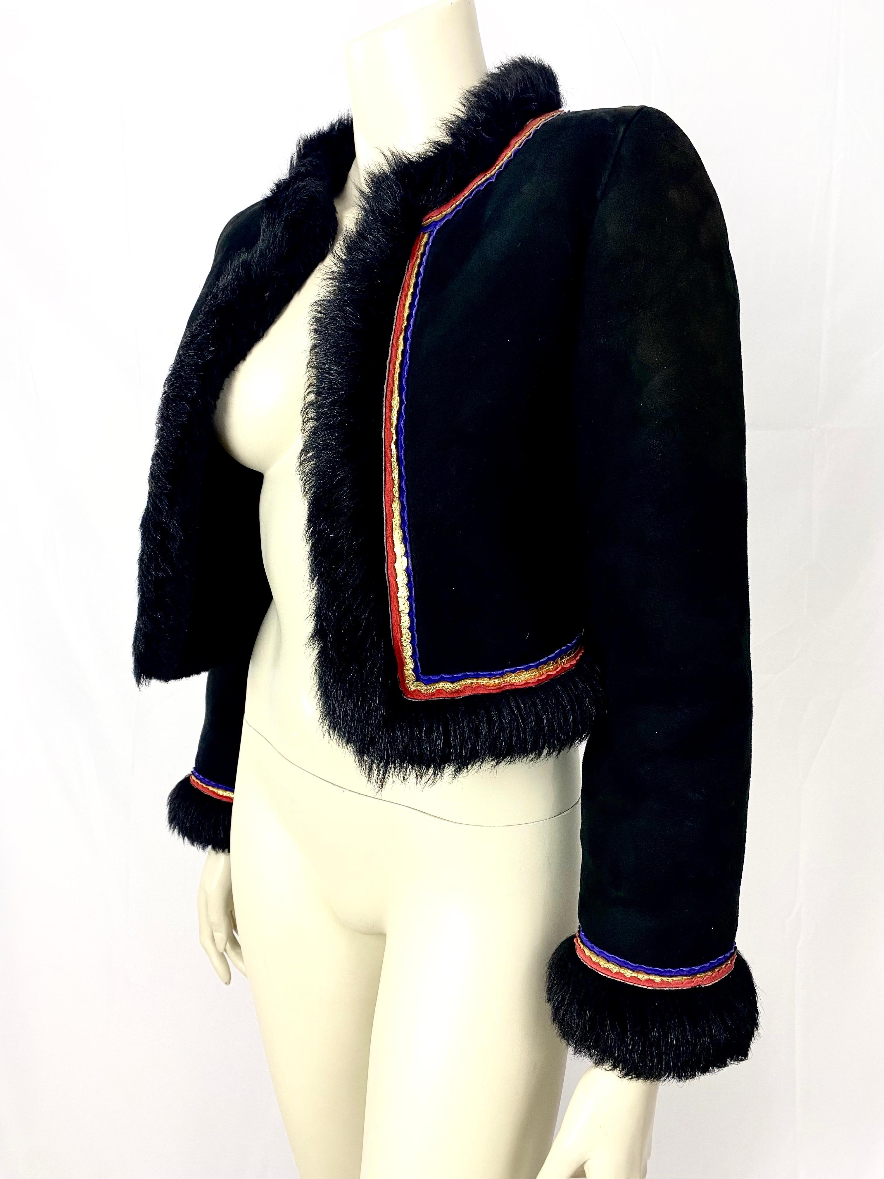 Short vintage jacket by Valentino in black shearling with details of red, gold and purple leather braids.
The jacket is very warm and the skin supple.
Round neck, indicated size 32, refer to measurements
shoulders 40cm
Chest width 47cm
size