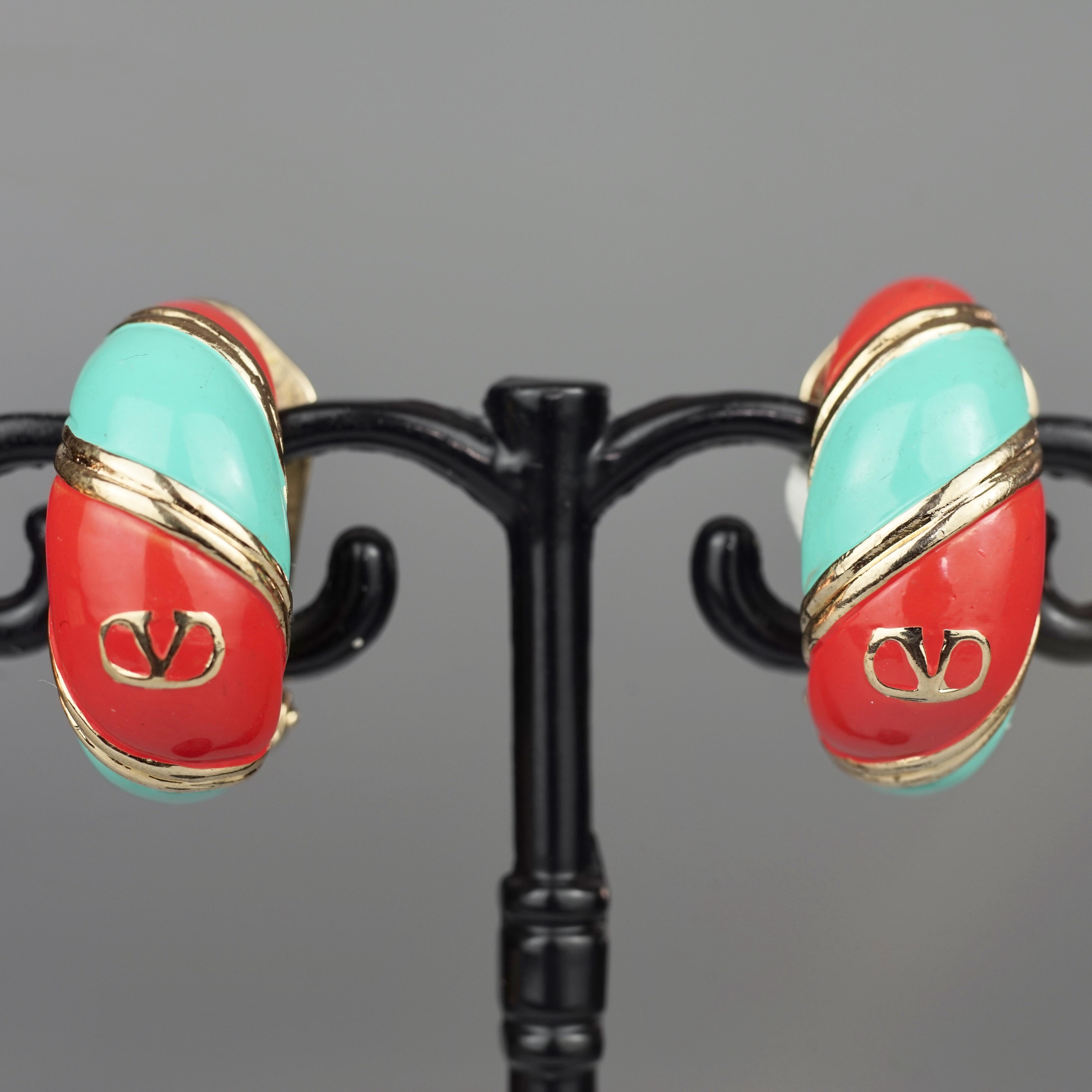 Vintage VALENTINO V Logo Enamel Earrings In Excellent Condition For Sale In Kingersheim, Alsace