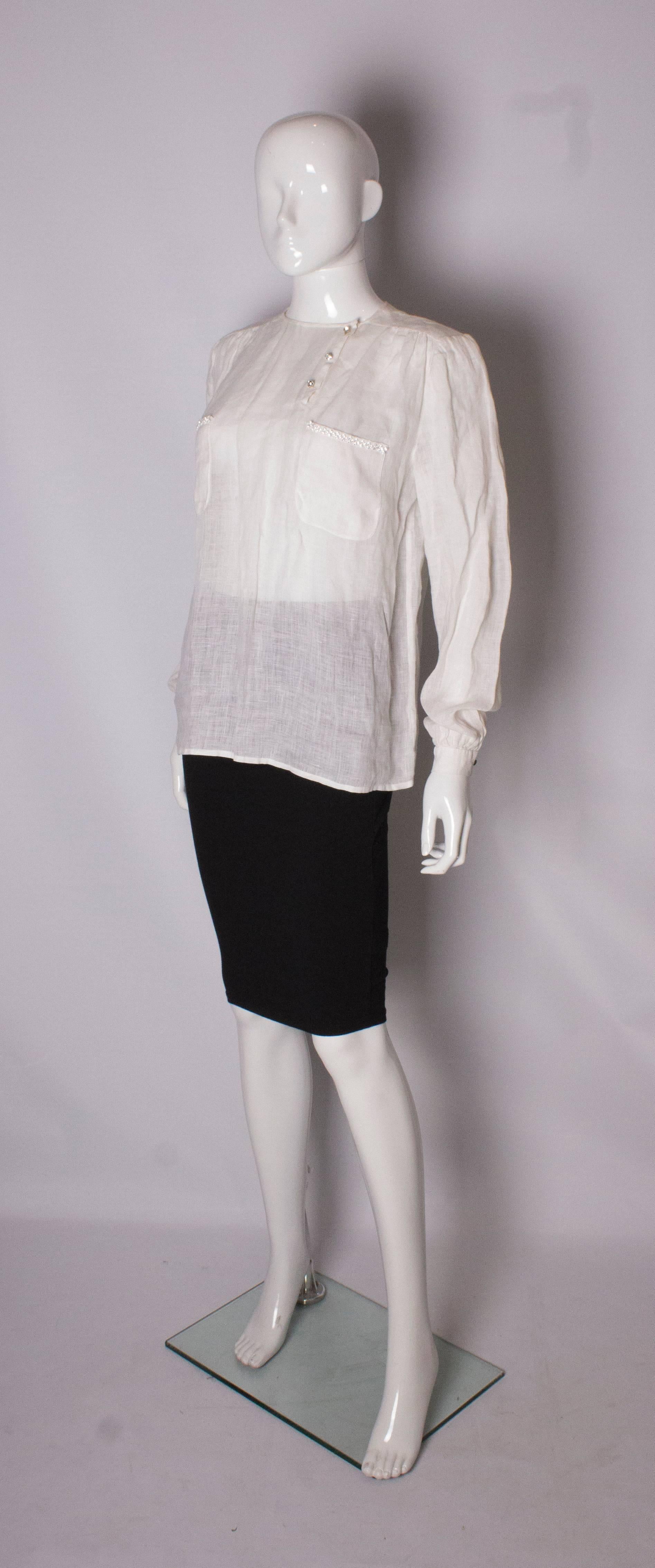 Gris Chemisier vintage Valentino en lin blanc en vente