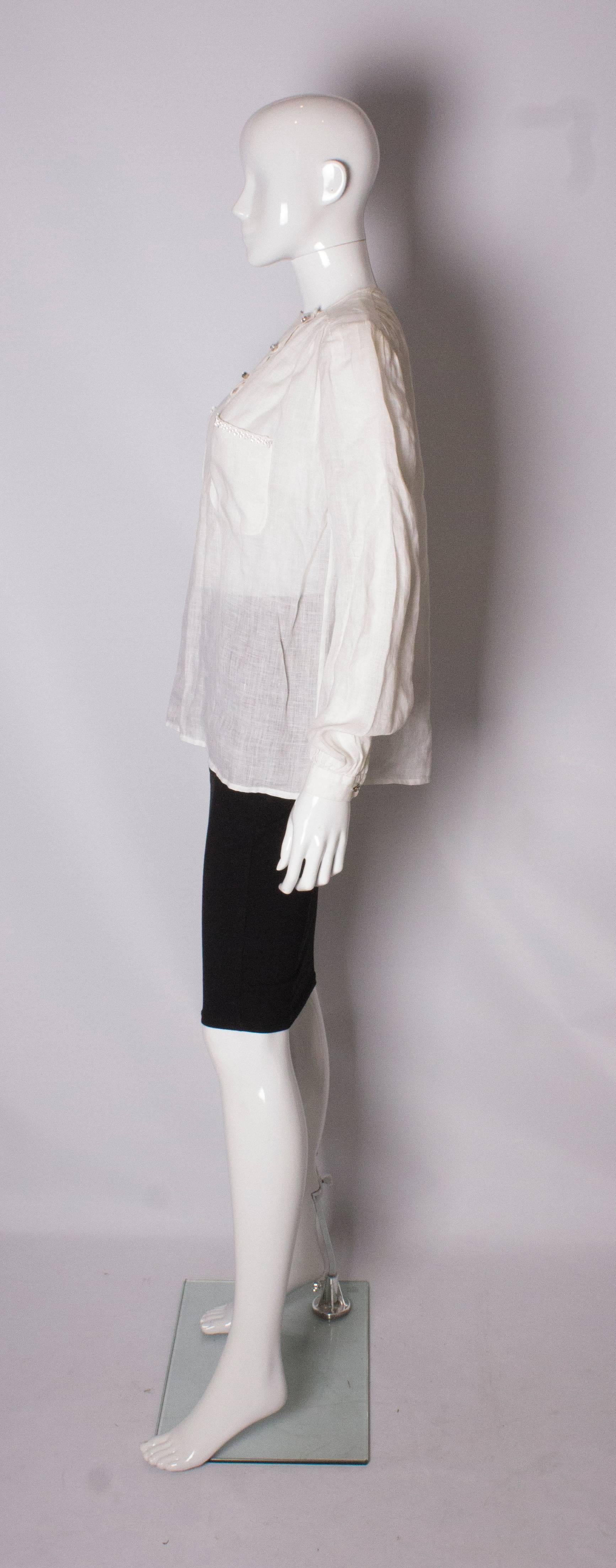 Chemisier vintage Valentino en lin blanc Pour femmes en vente