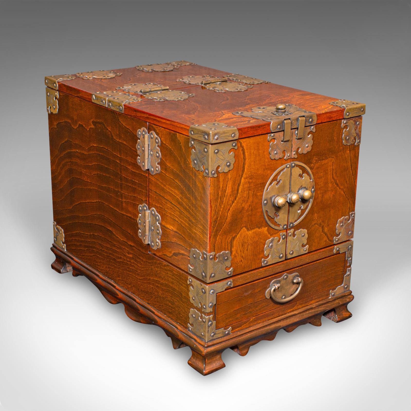 This is a vintage valet case. A Korean, Oriental elm swing-out grooming box, dating to the late 20th century, circa 1970. Displaying excellent craftsmanship and a beautifully figured finish, this piece combines visual appeal with functional